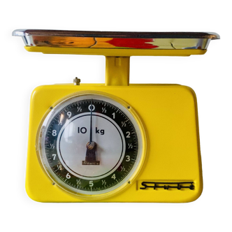 Stube - vintage yellow kitchen scale in enameled metal - force 10