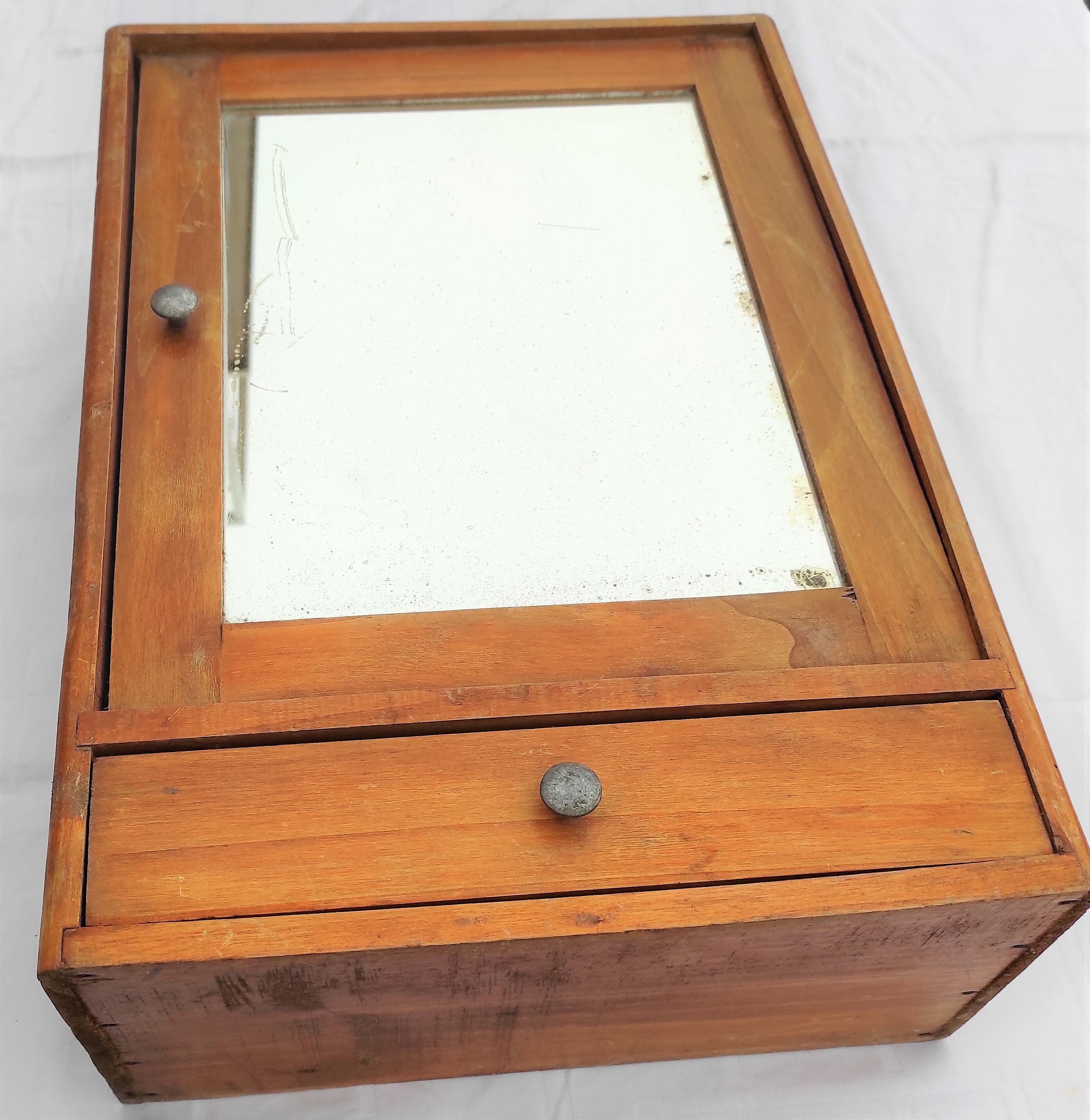 Aerse toilette armoire with 1 1930 drawer