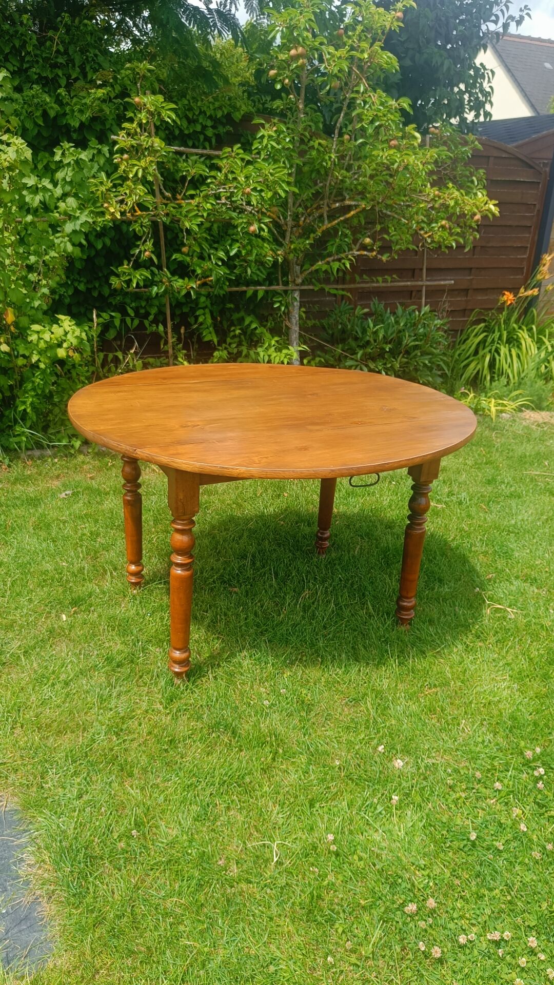 Folding wooden round table – Ø 115 cm