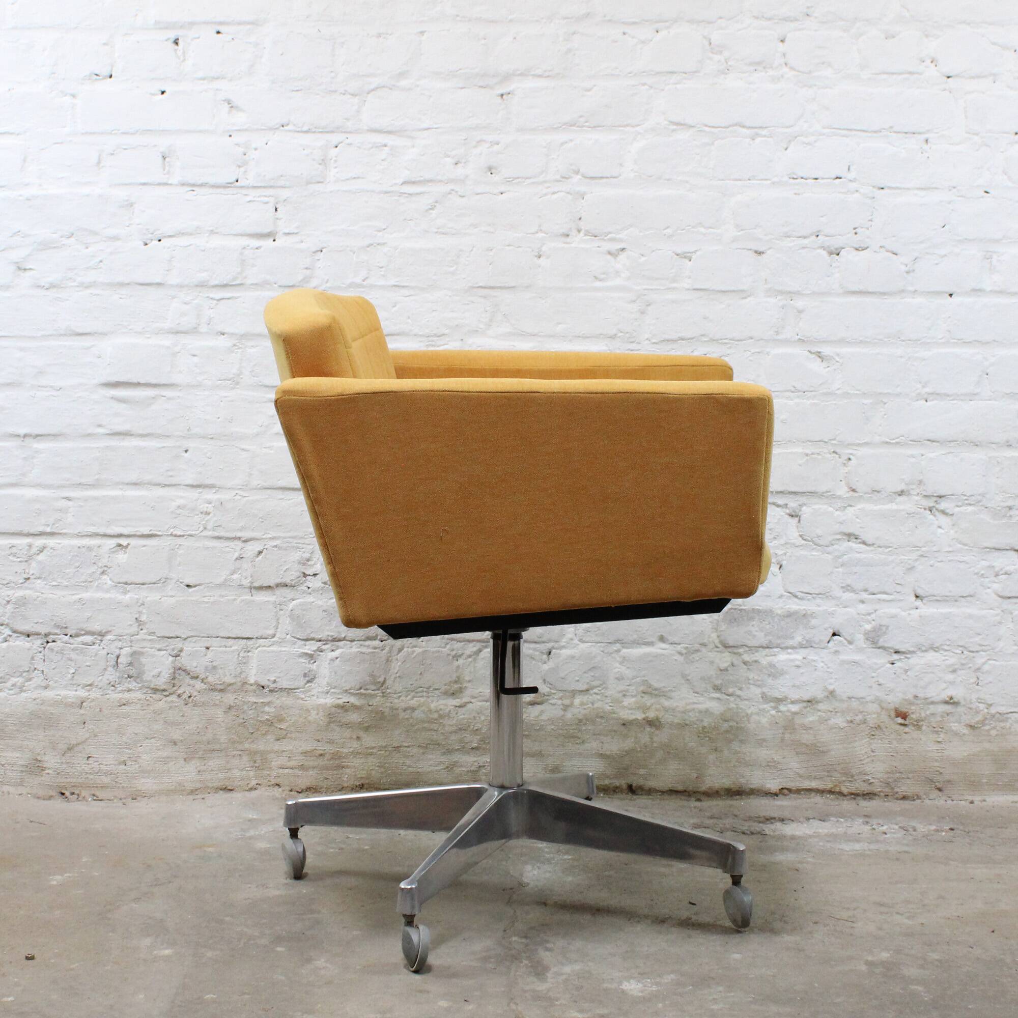 Office chair model "Conseil" by Pierre Guariche for Meurop