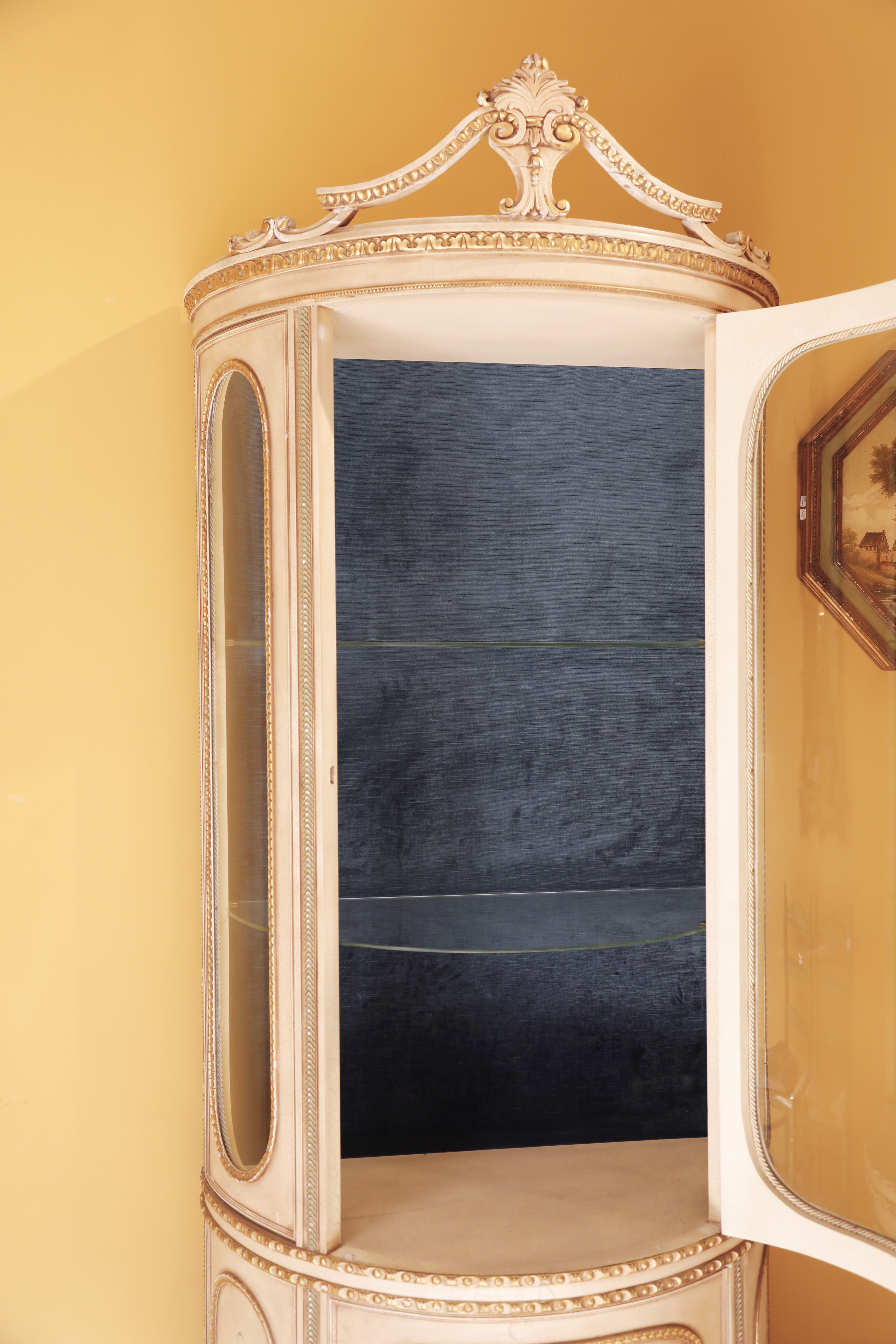 Venetian 1950s showcase