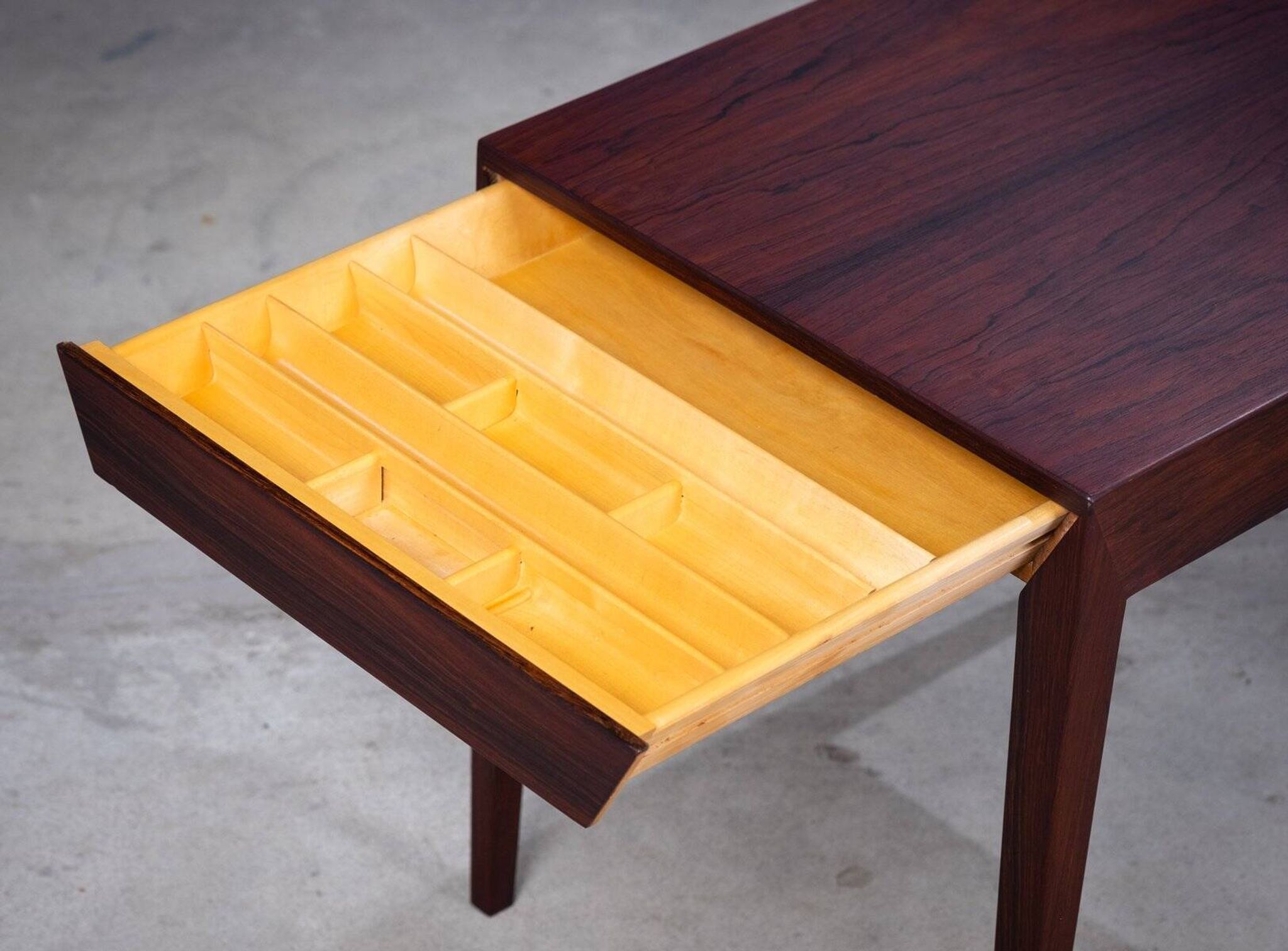 Table d'appoint avec tiroir en palissandre par Severin Hansen pour Haslev Møbelsnedkeri, années 1950.