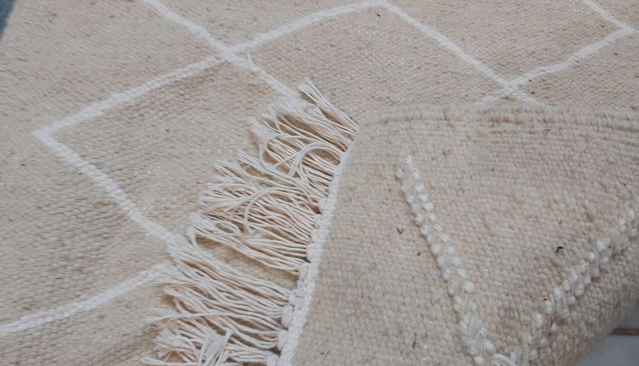 Tapis beige et blanc fait main en pure laine 65x144cm