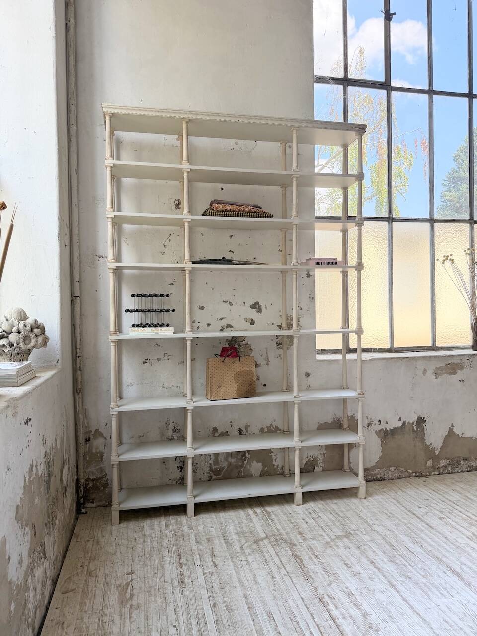 Bibliothèque, étagère XL Napoléon en bois patiné blanc