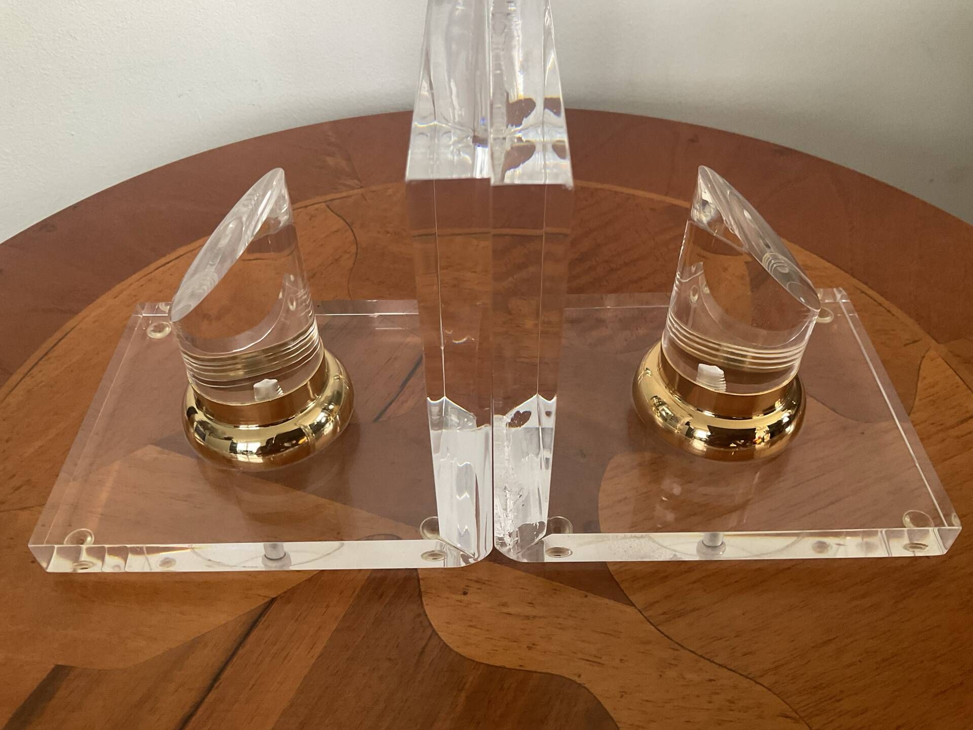Vintage pair of bookends in lucite and brass from the 1970s.