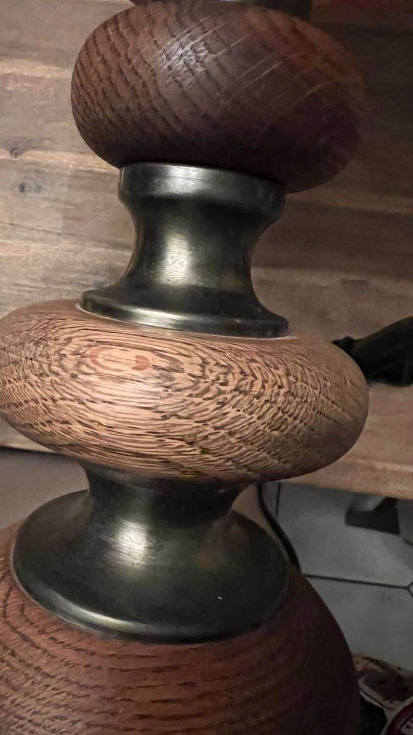 Lampe de table vintage avec motif.