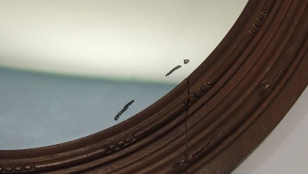 Miroir ancien ovale en bois sculpté – style Louis XVI, décor nœud ruban, mi