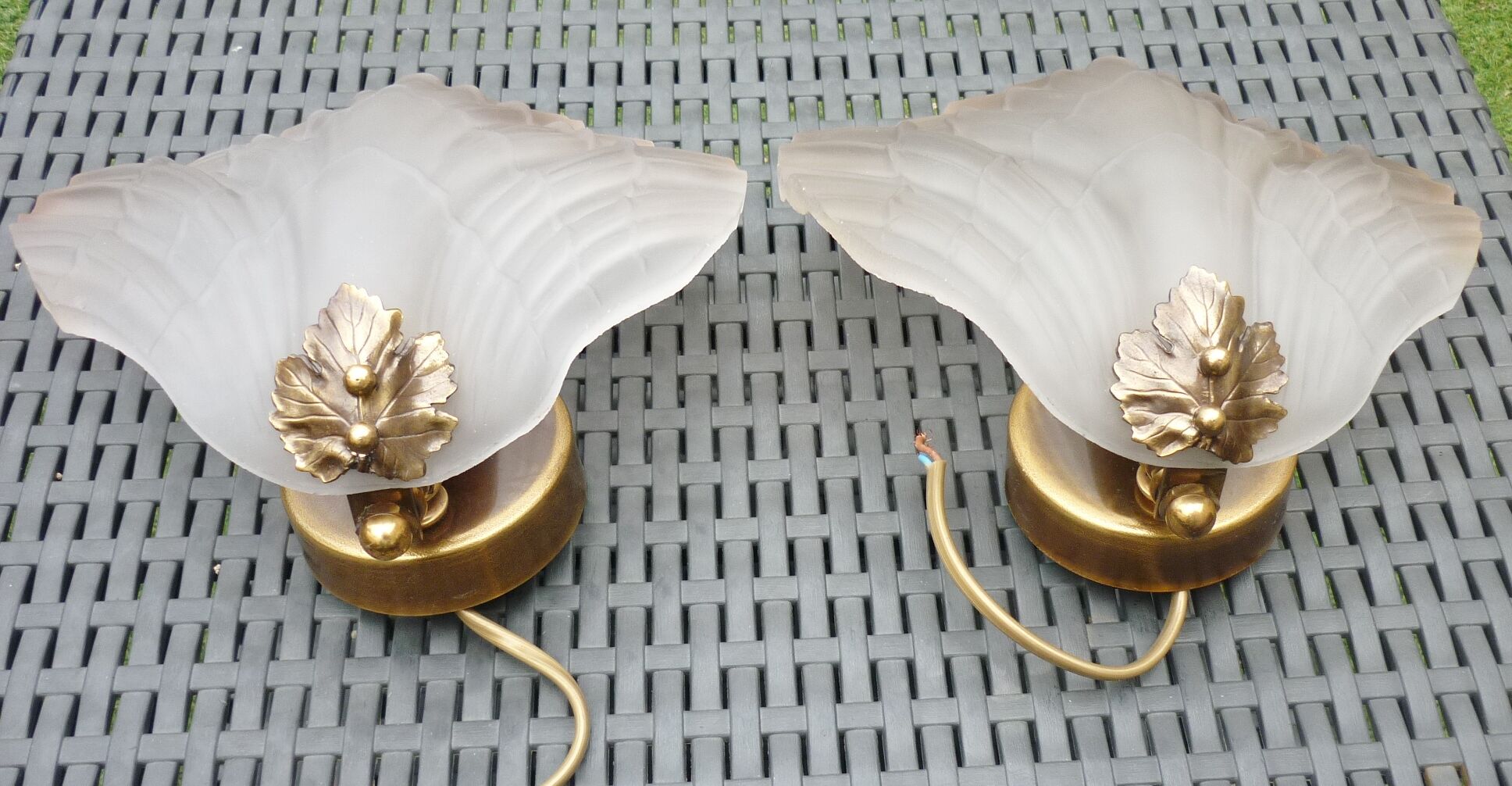 Pair of wall lamps in glass paste and brass, art deco, scallop shell by Mariner S.A.