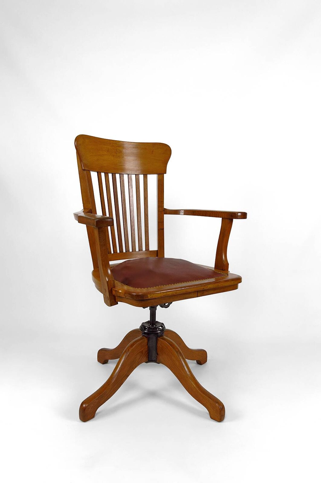American swivel office armchair in oak, with leather seat, USA, Circa 1900