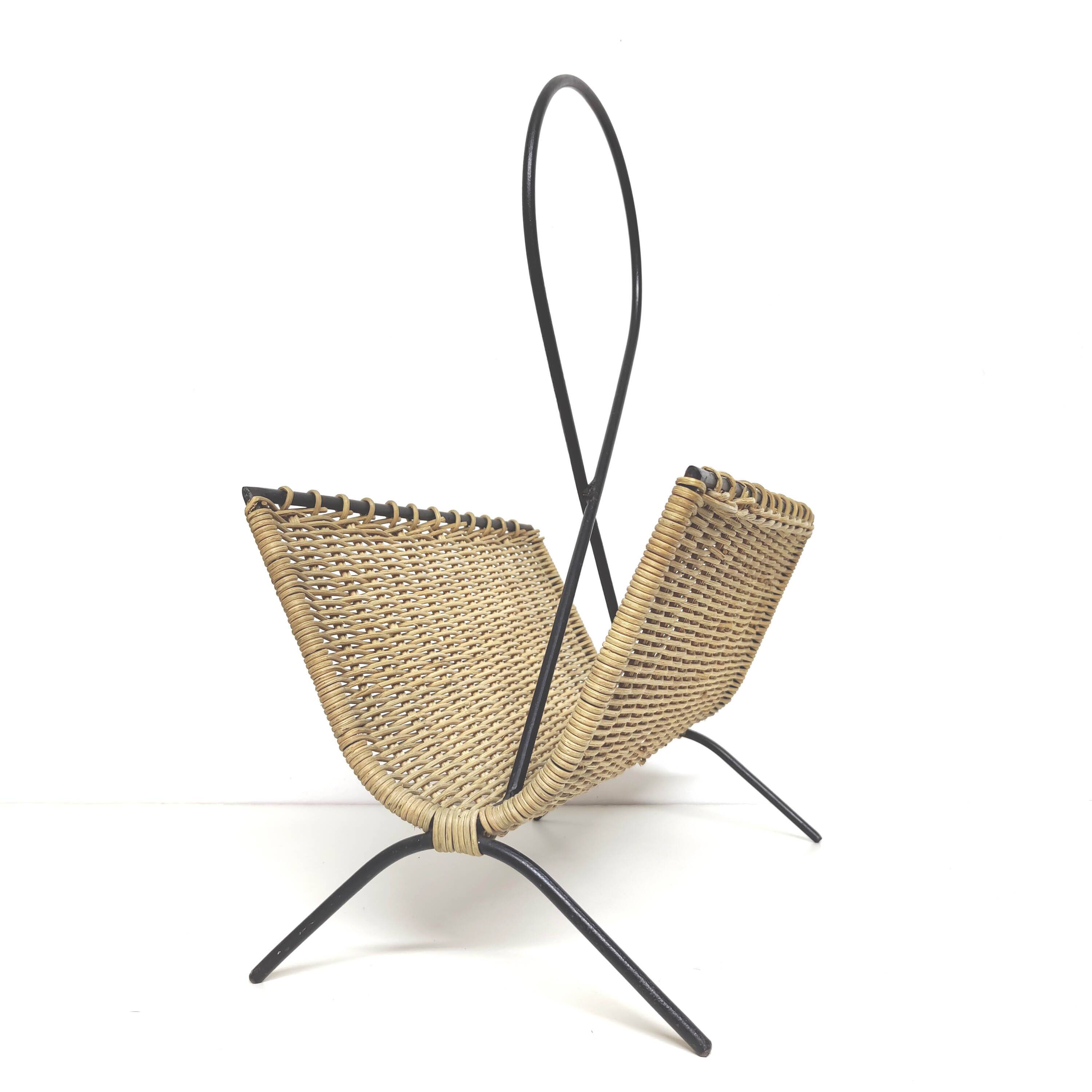 Magazine racks in braided rattan and black metal