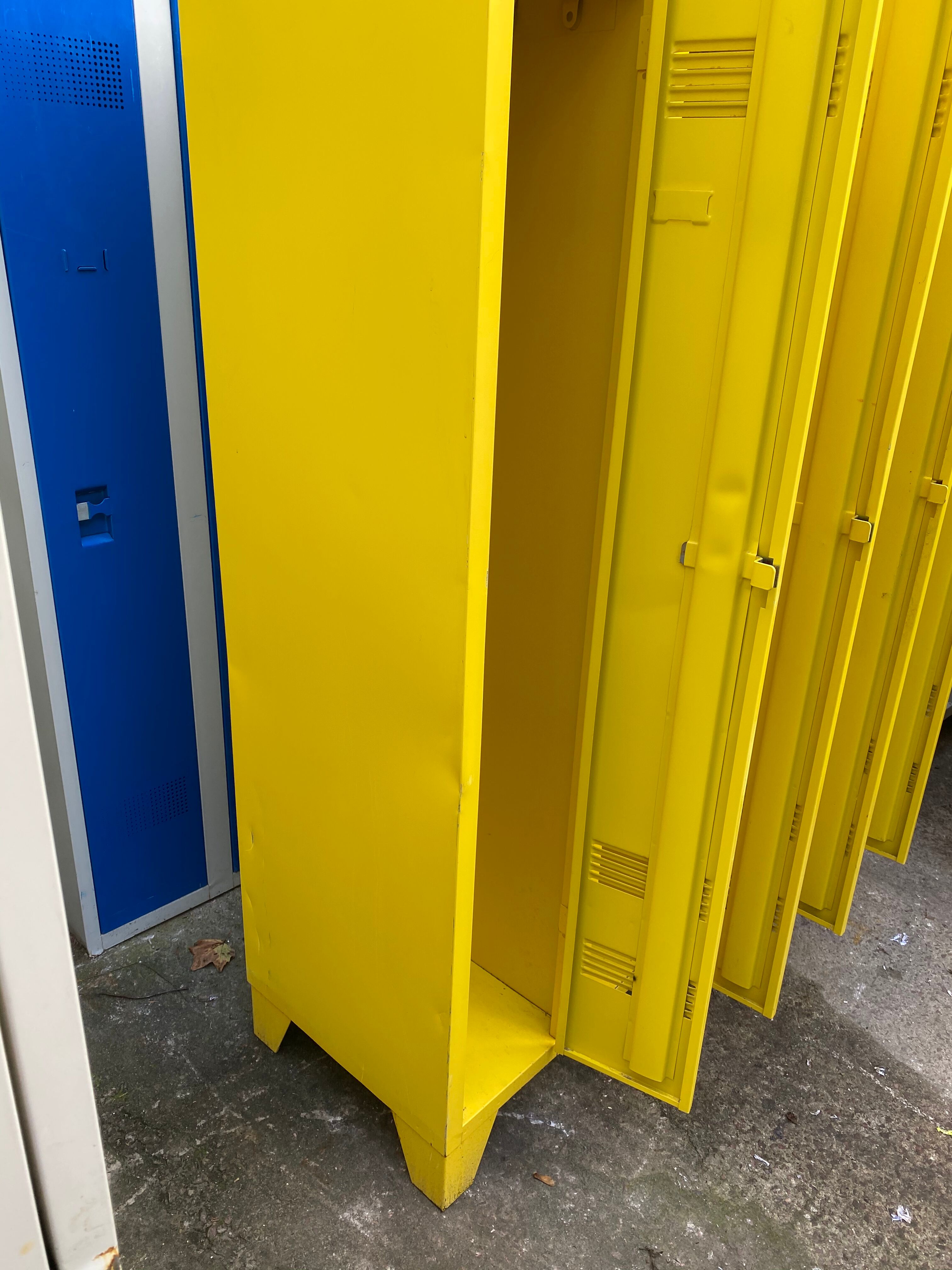 Metal dressing closet 4 lockers in one yellow block La Poste