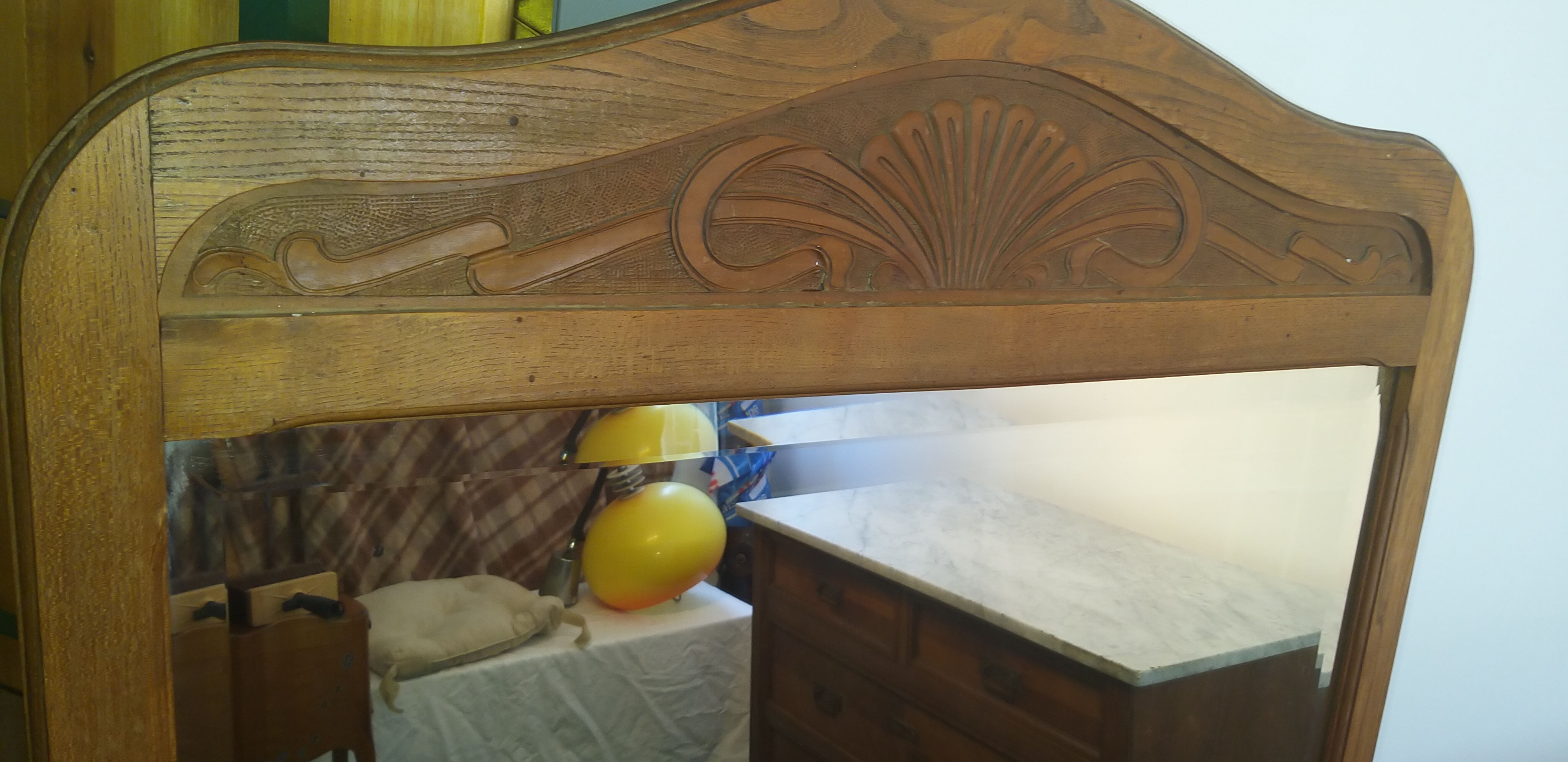 Commodity / wooden and marble toilet table