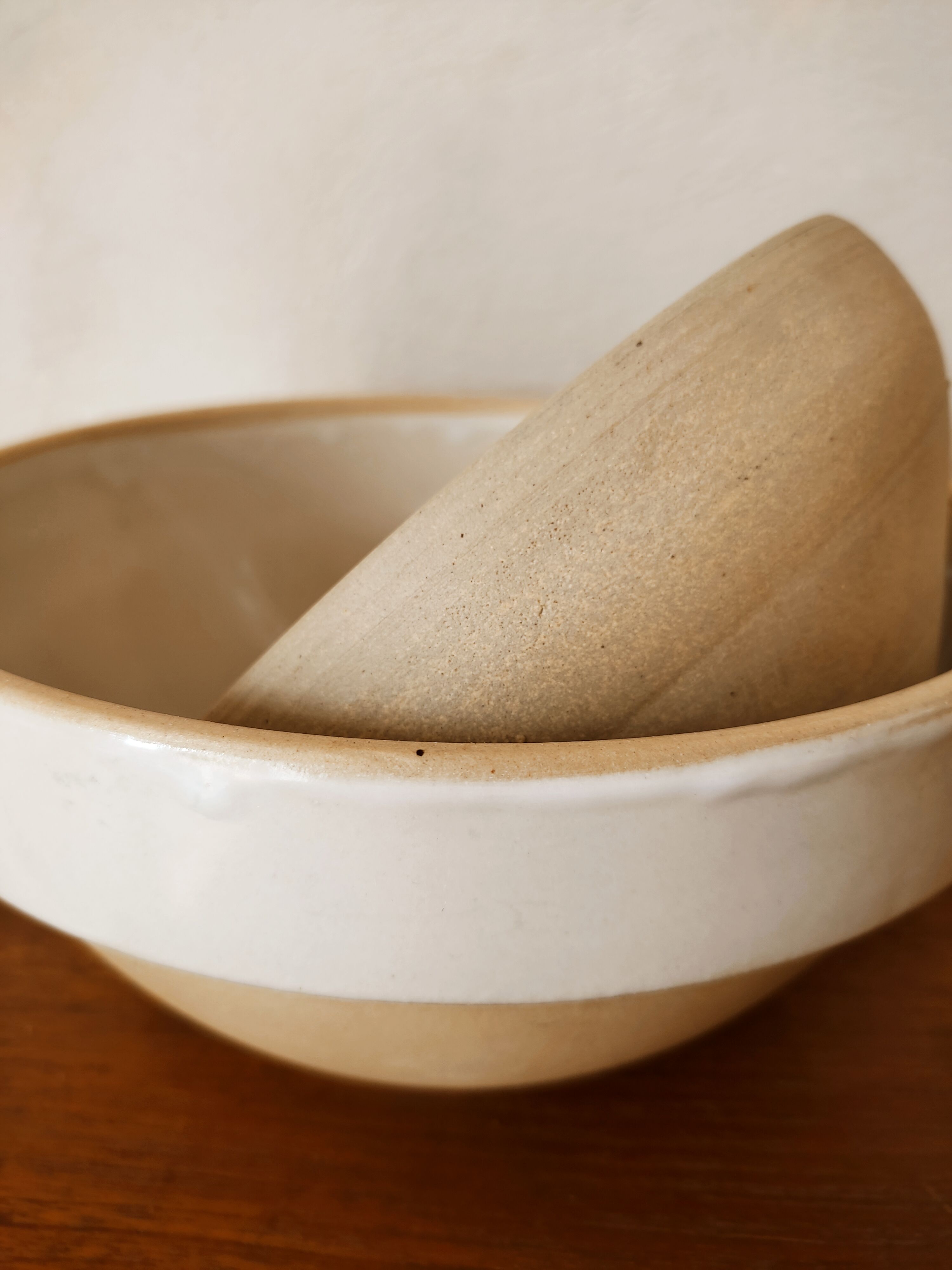 Duo of salad bowls in beige sandstone Digoin