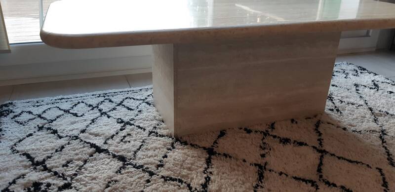 Table basse en travertin beige clair polie.
