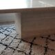 Table basse en travertin beige clair polie.