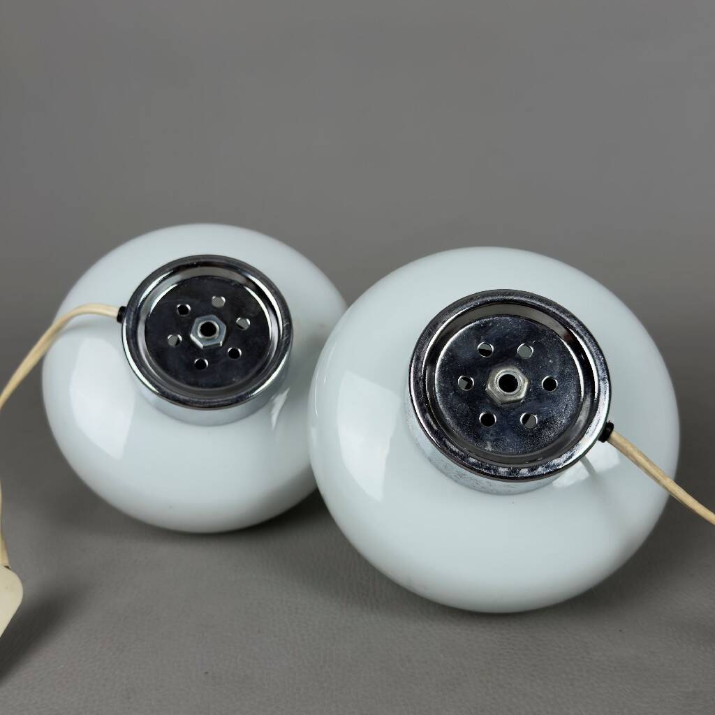 Pair of space age UFO table lamps in white Murano glass, modernist 1970s.