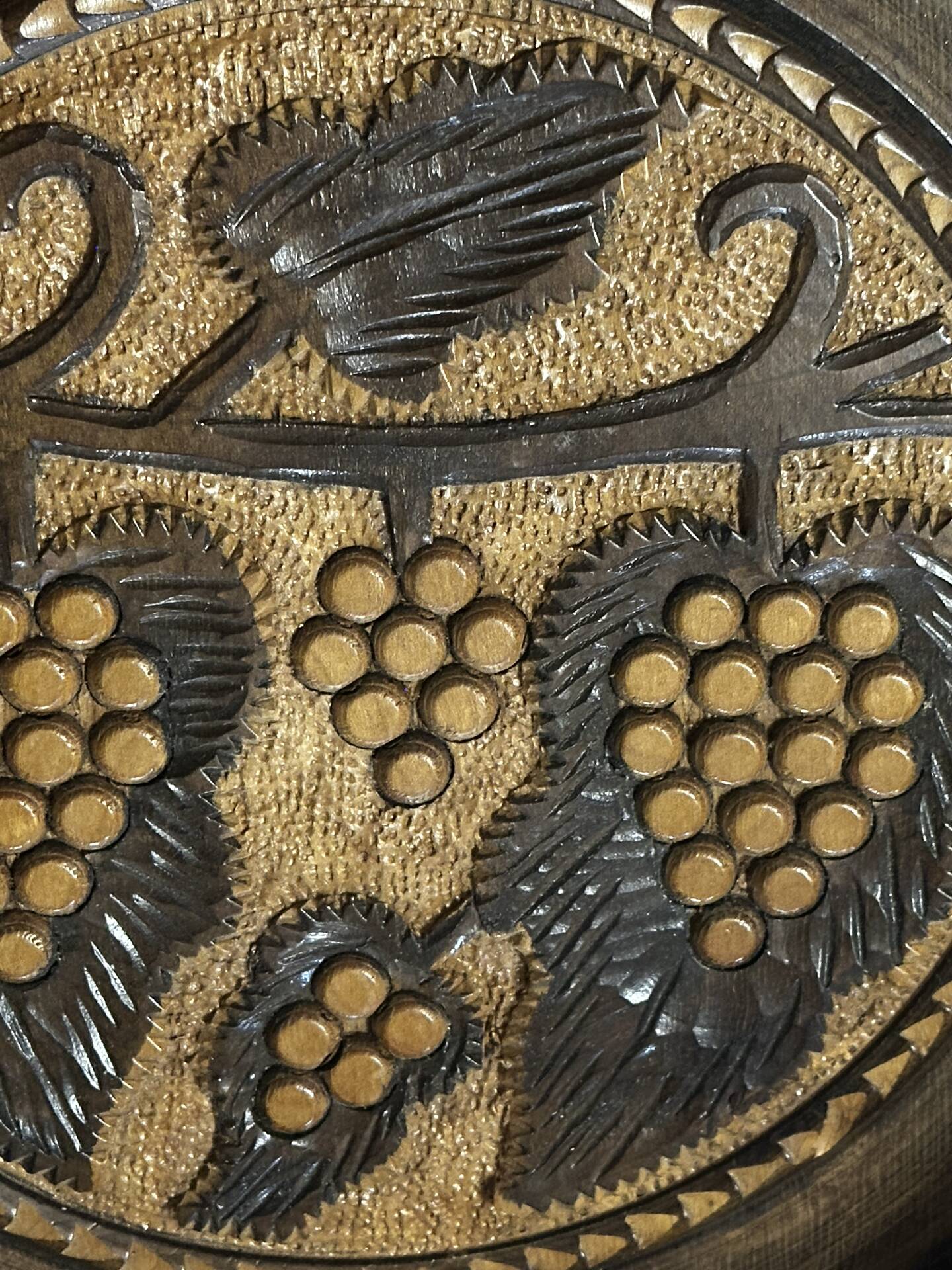 Carved wooden fruit bowl – Centrepiece with grape decoration
