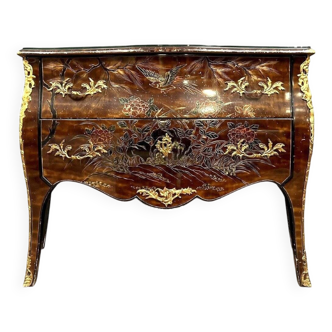 Commode sauteuse galbée en laque à décor chinois époque 1900