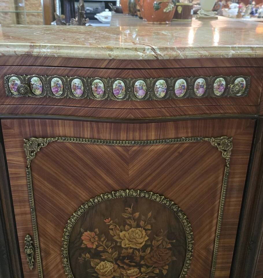 Meuble d’appui de style Napoléon III " Boulle" orné de médaillons