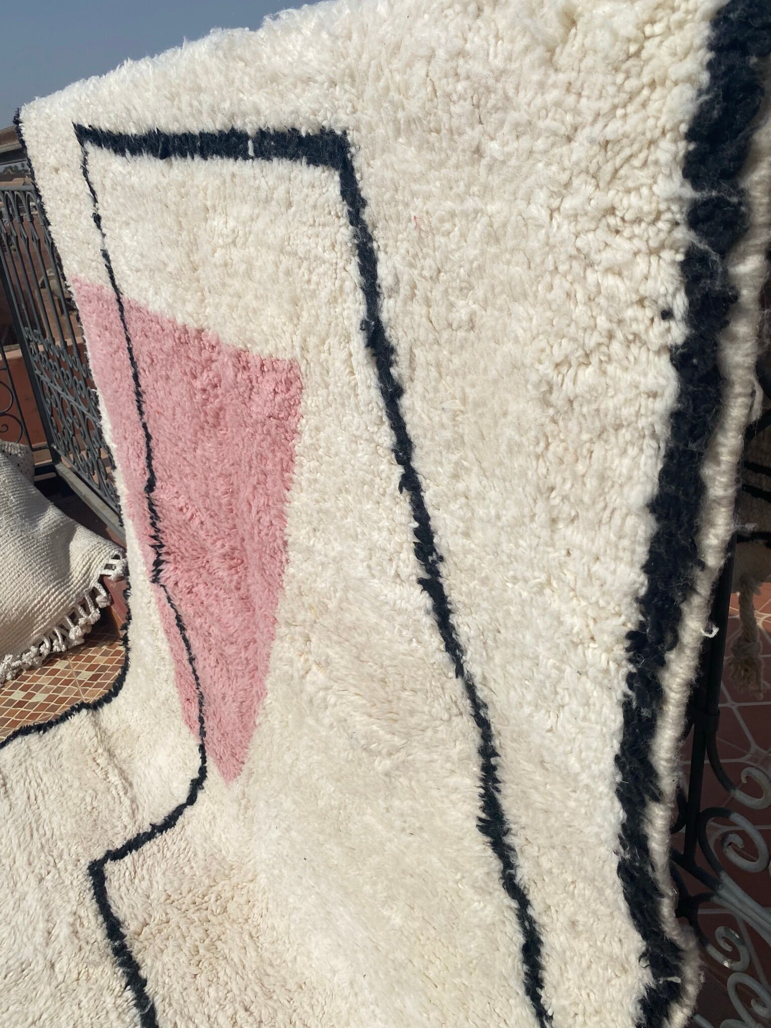 Berber carpet Blessed Ouarain white & pink