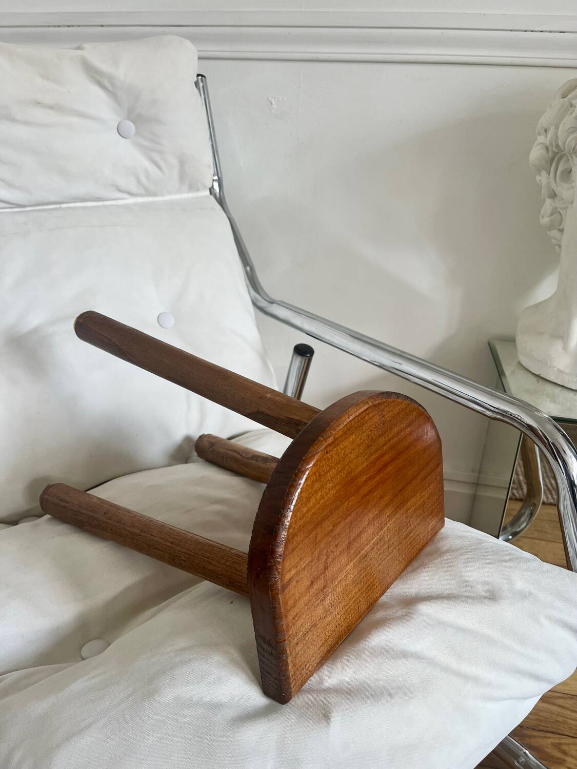 Tabouret tripode demi-lune