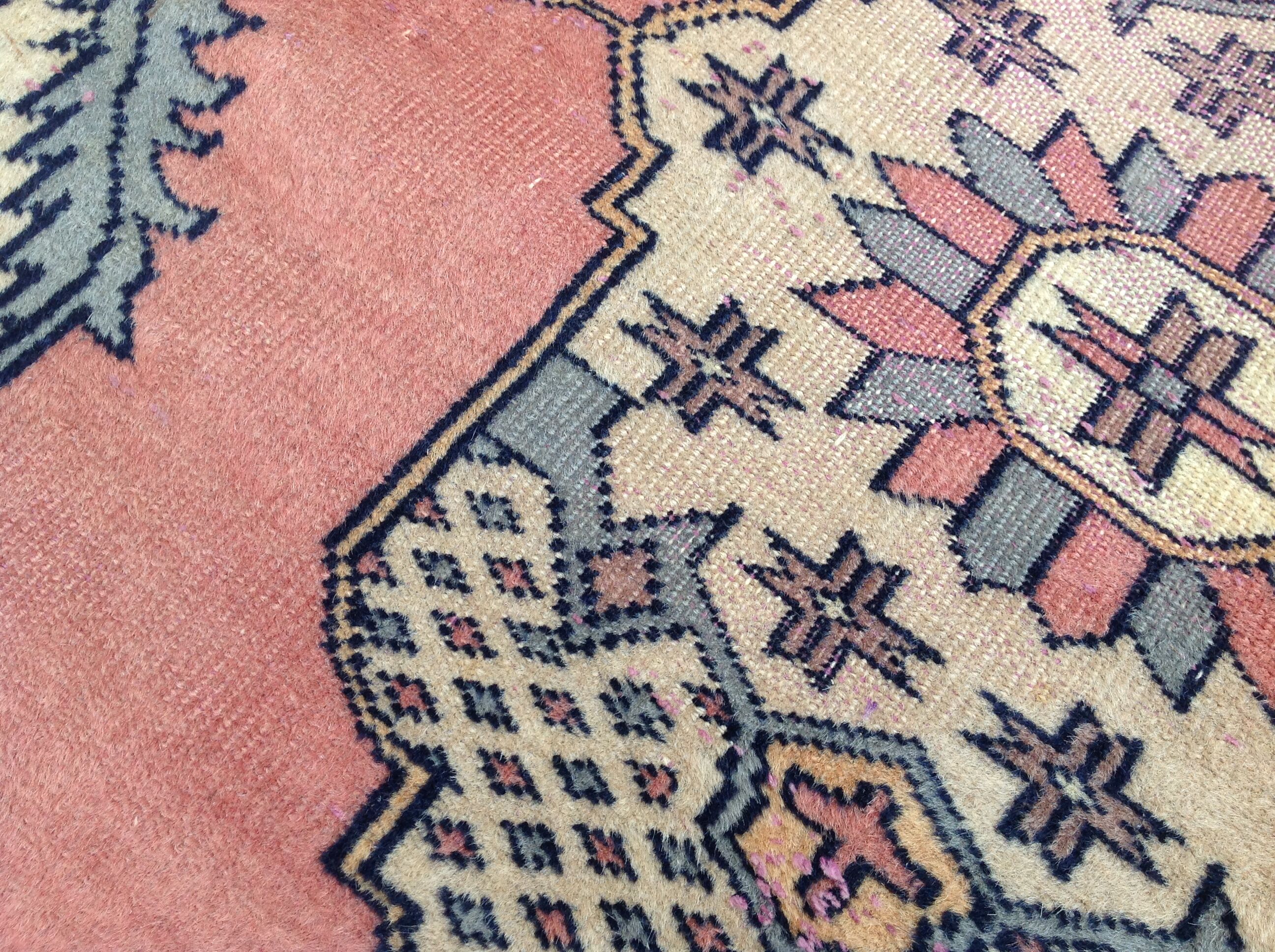 Rectangular oriental rug 153 x 91 cm