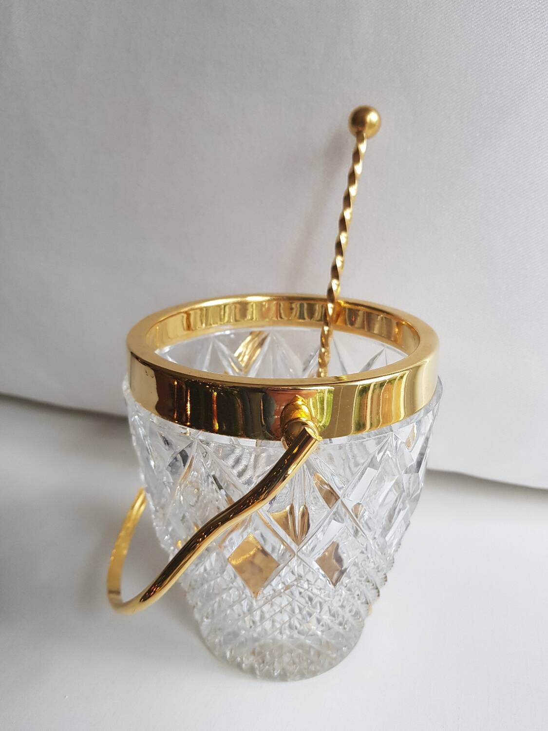 Seau à glace en cristal taillé du milieu du siècle Val Saint Lambert avec détails dorés et cuillère