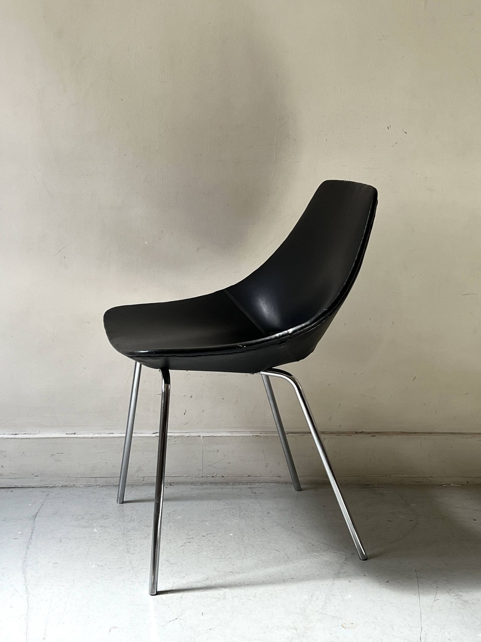 Barrel chair in black leather & chrome by Guariche for Steiner France 1970