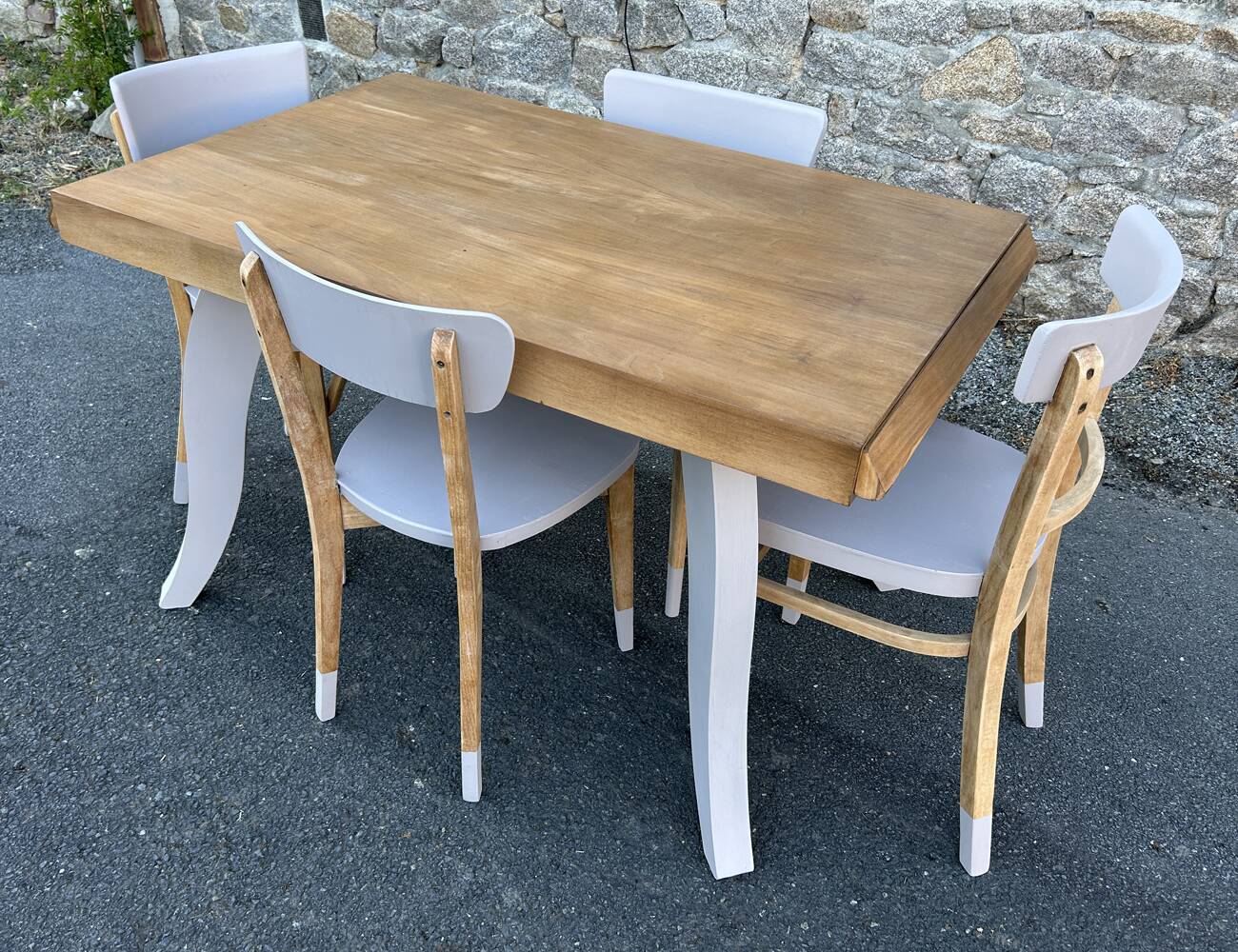 set of modernised vintage chairs – The Scandinavian elegance of the 1950s