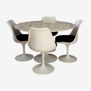 Ensemble Tulip table ronde en marbre et 4 chaises pivotantes par Eero Saarinen édité Knoll