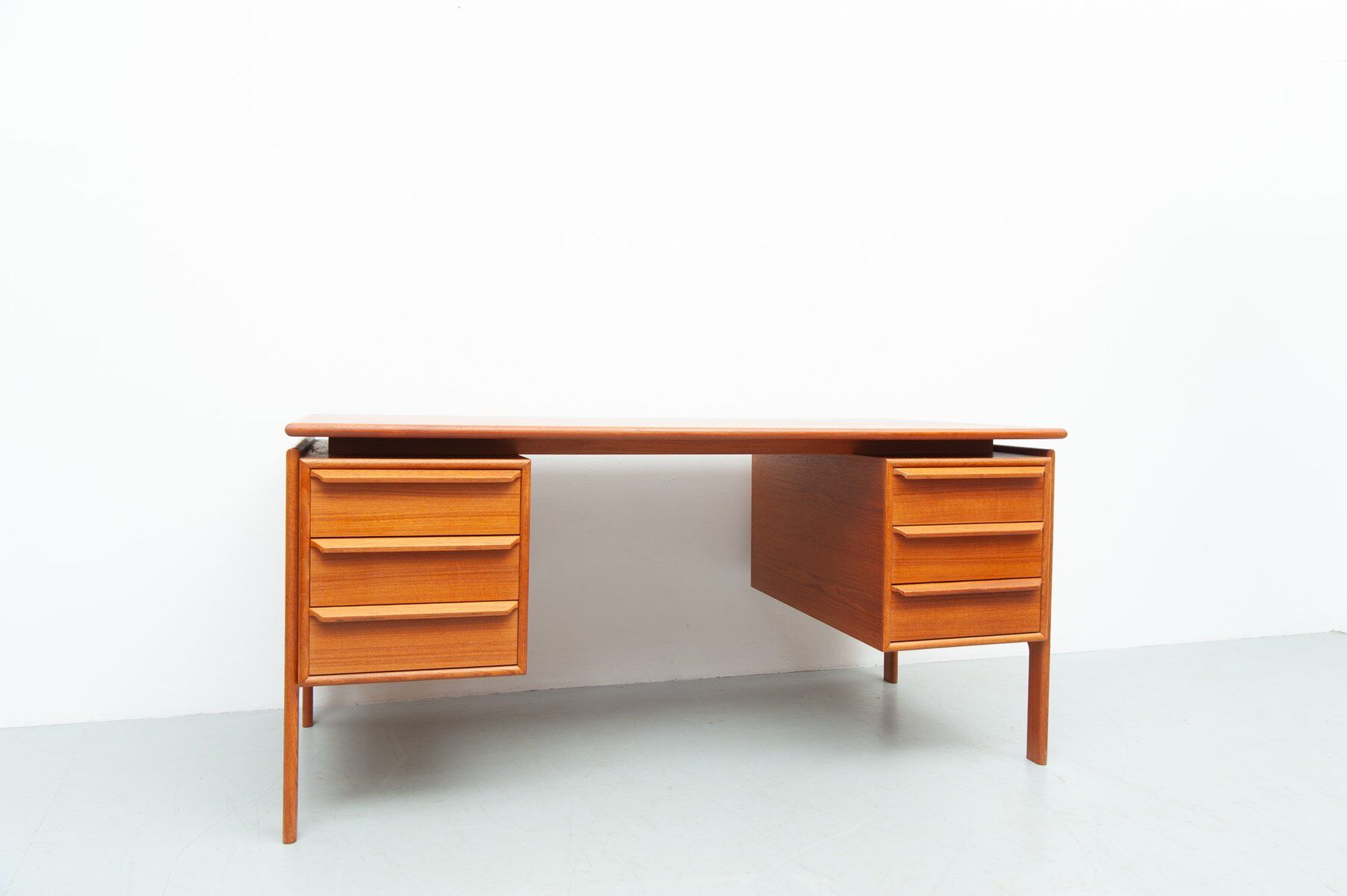Bureau danois en teck par GV Gasvig pour GV Møbler, années 1960