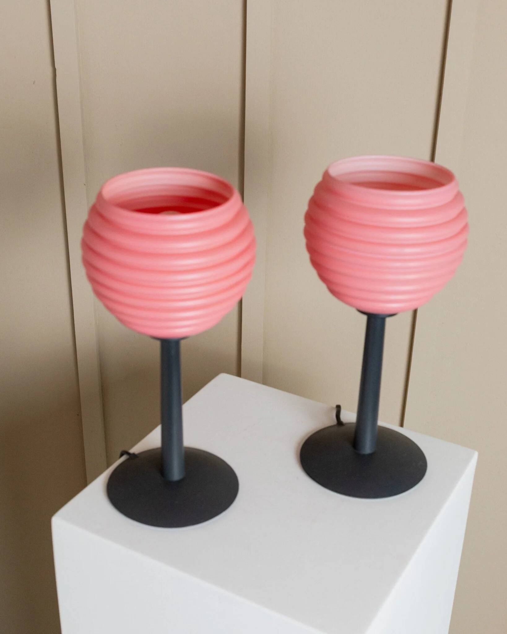 Lot de 2 lampes de table en verre rose - Lampes de chevet vintage avec abat-jour en verre cannelé - Design Space Age Italie - Années 1980