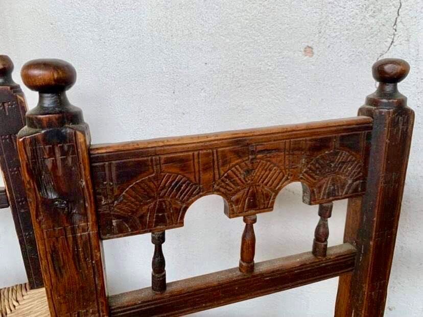 Series of 4 brutalist rustic chairs in carved wood straw seat