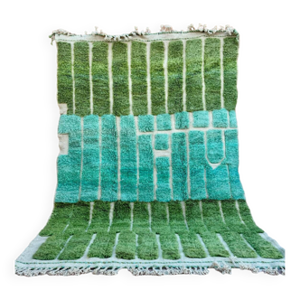 Tapis marocain vert amande et bleu vert à reliefs moderne