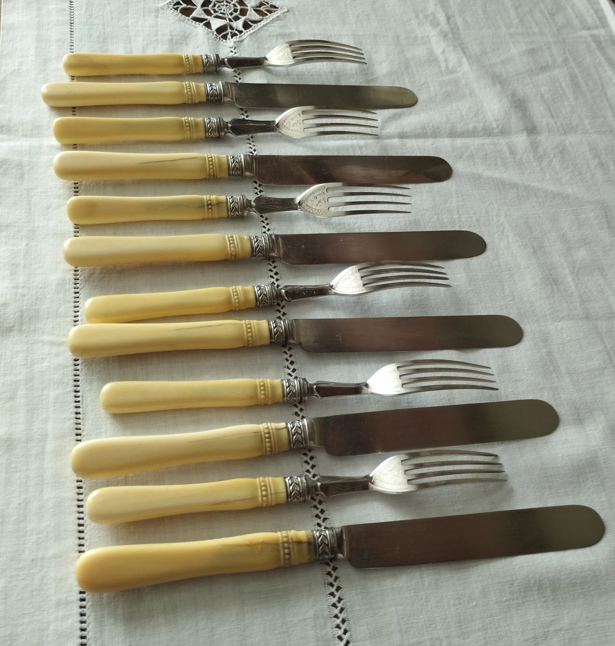 Silver-plated metal dessert cutlery in English Art Deco style
