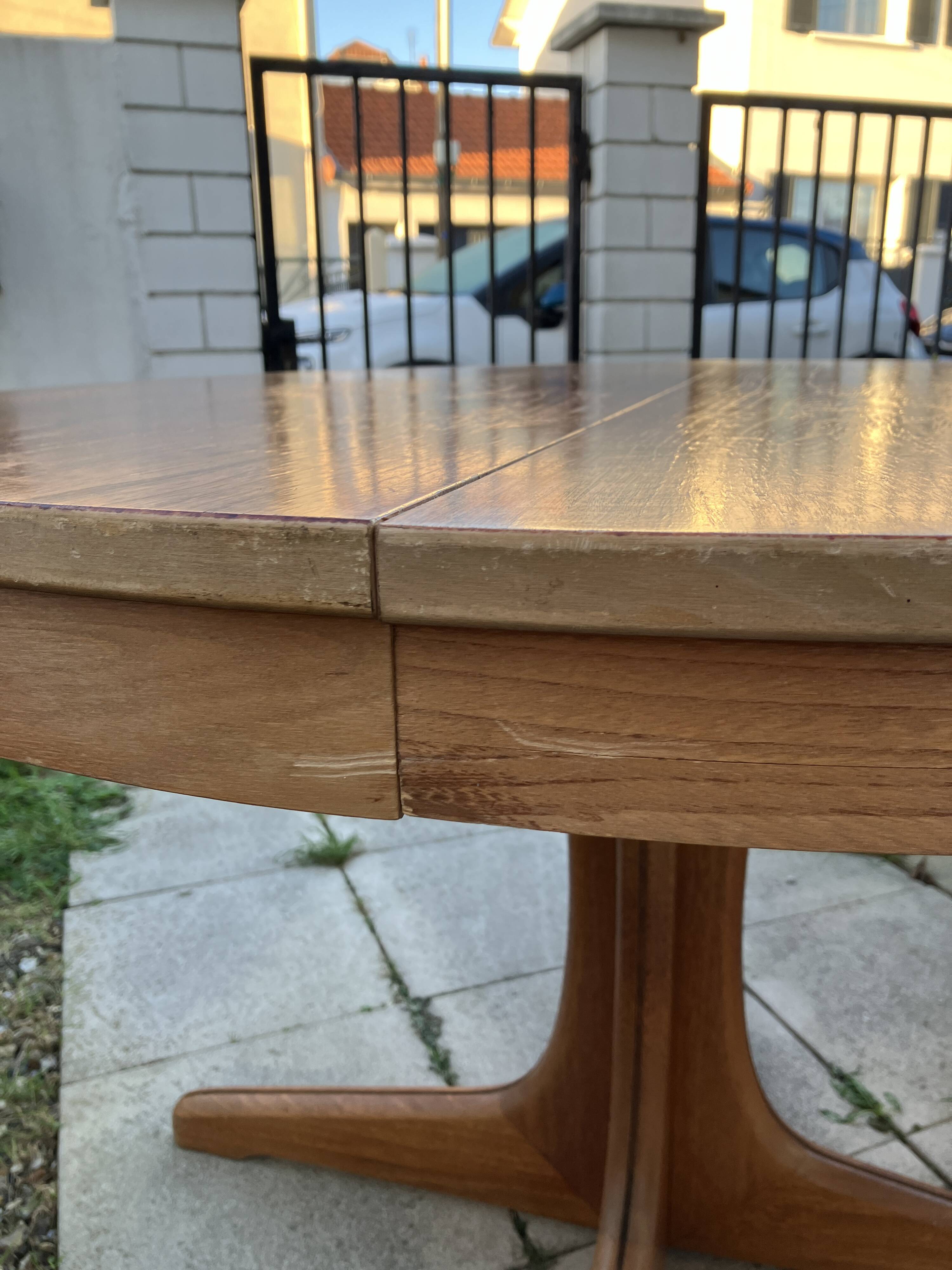 Extendable round dining table and 4 Baumann chairs.