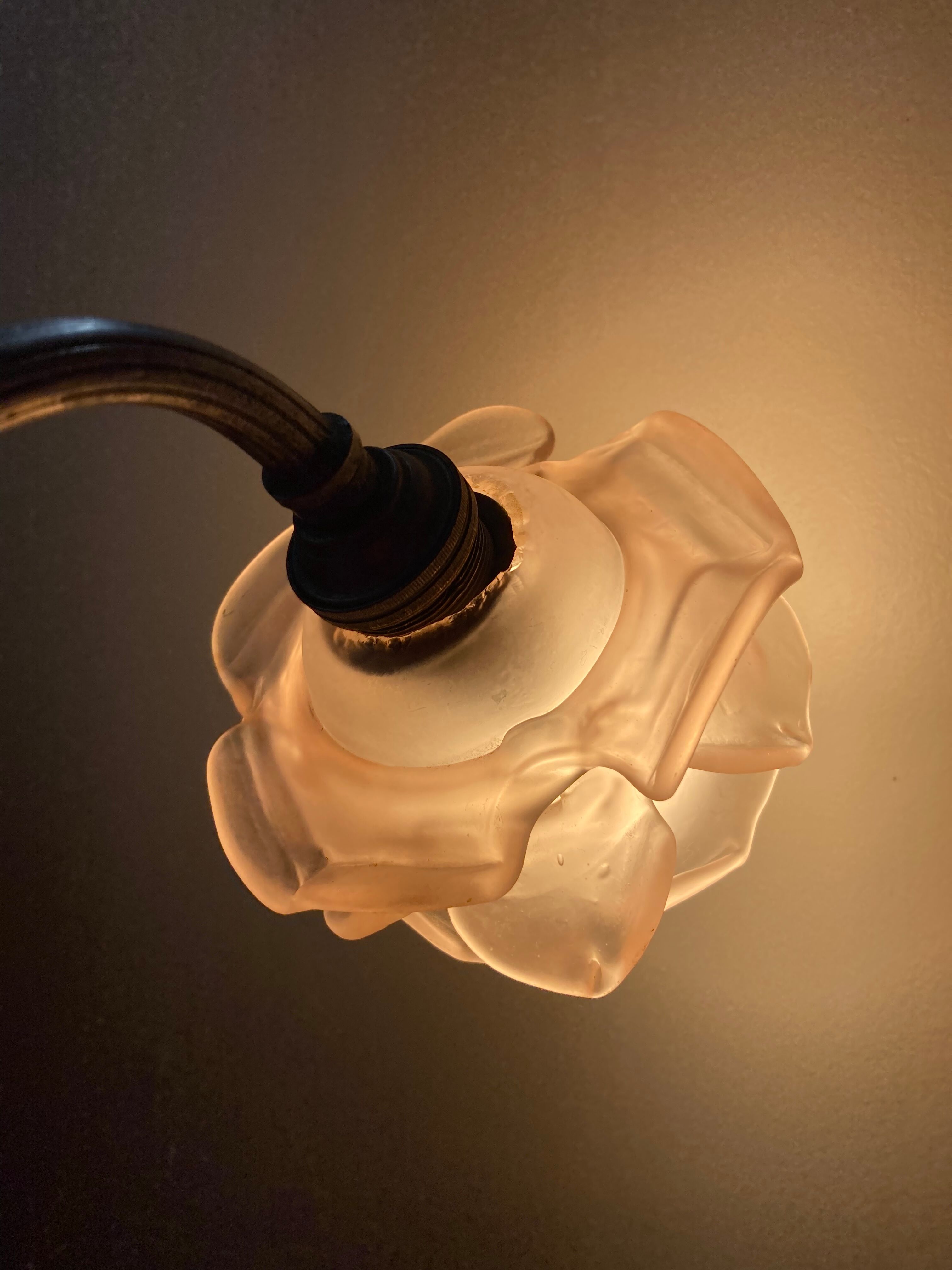 Empire-style Art Deco wall lamp in silver patinated bronze with swan decoration and frosted glass pink