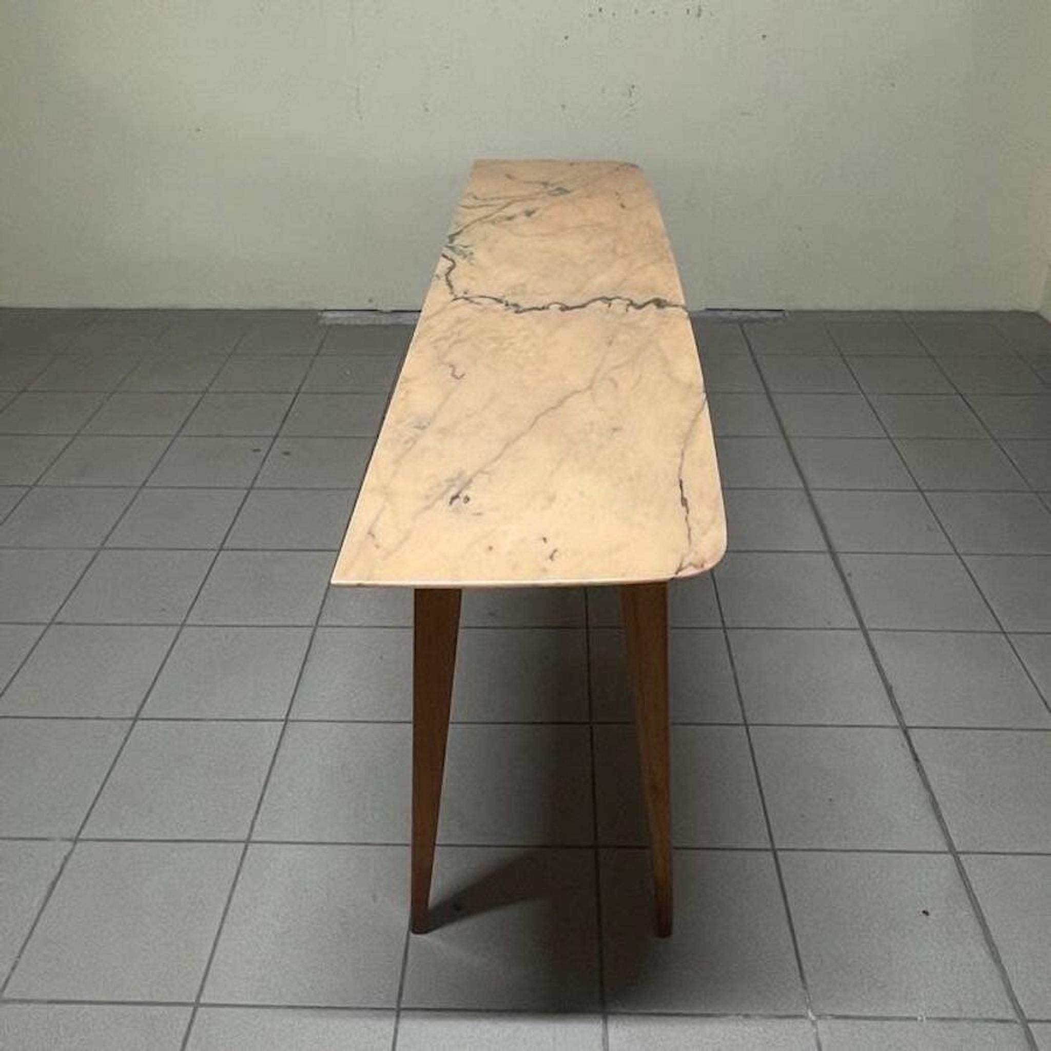 Console from the 1950s with a pink marble top and a cherry wood frame.