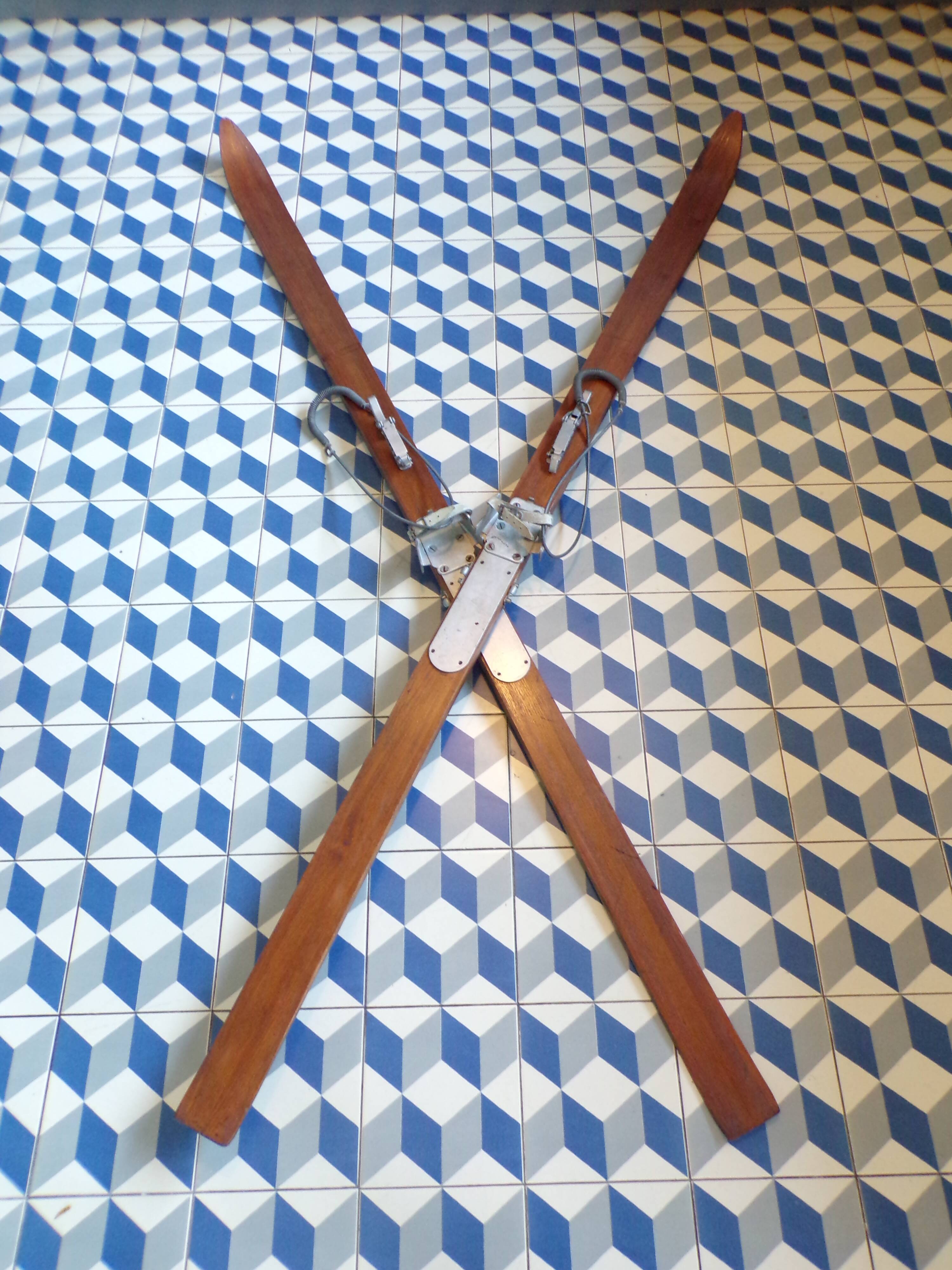 Paire de skis vintage en bois