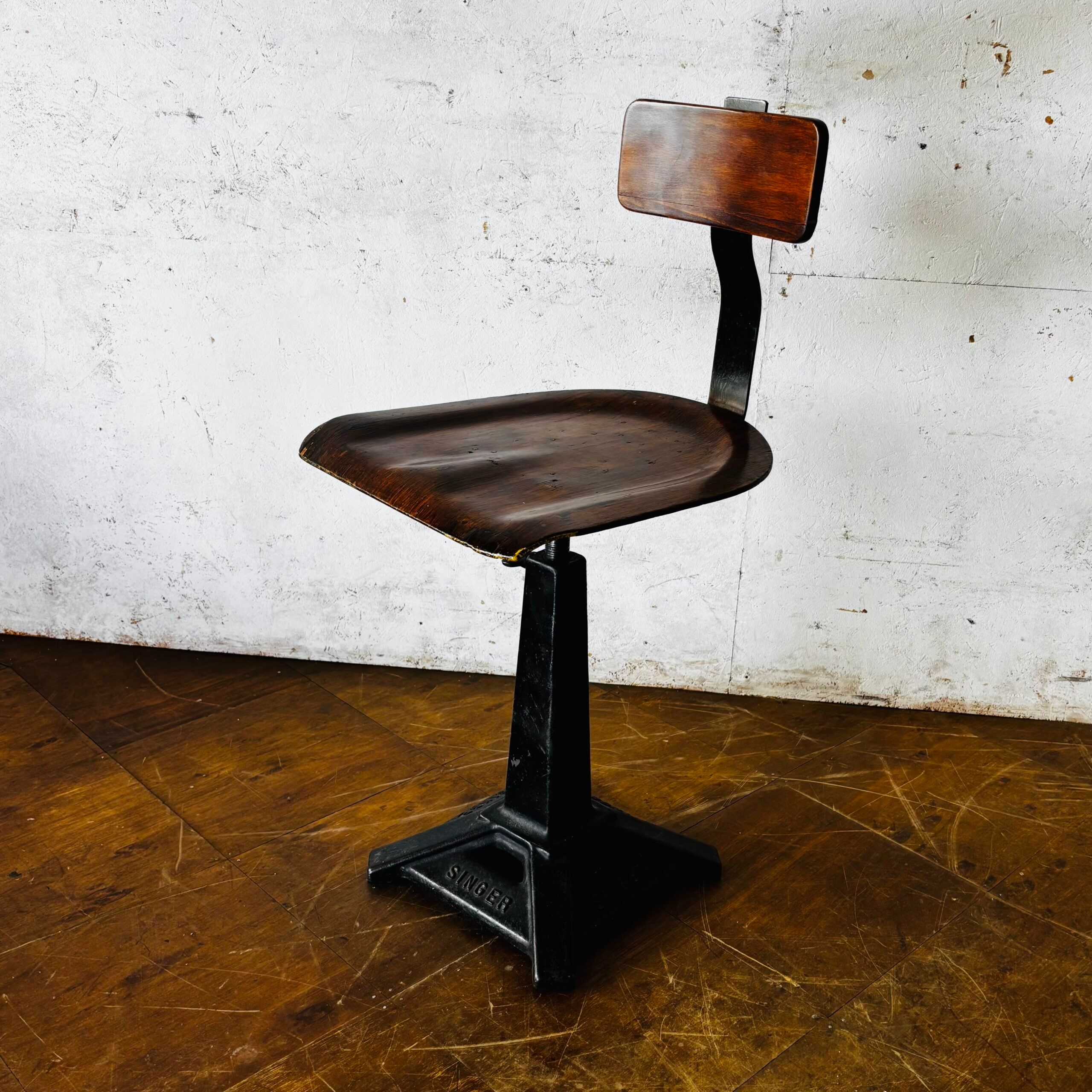 Adjustable Singer workshop chair with Eiffel base