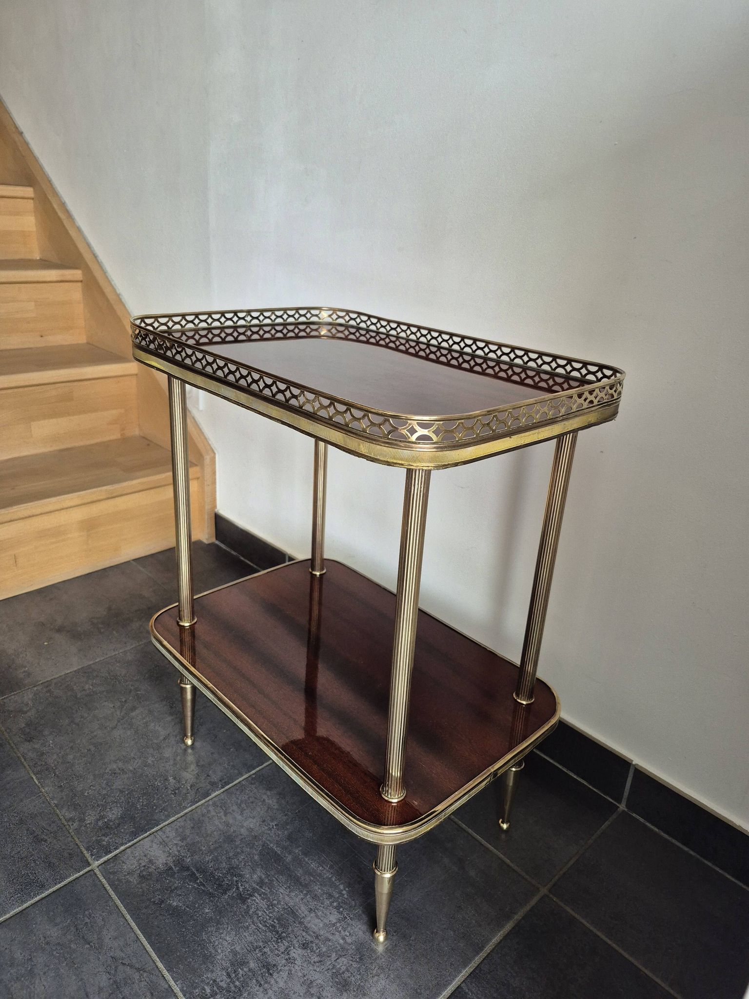 Desserte / Petite table d'appoint plaquage acajou et laiton mid century
