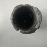 Vase en béton sculpté