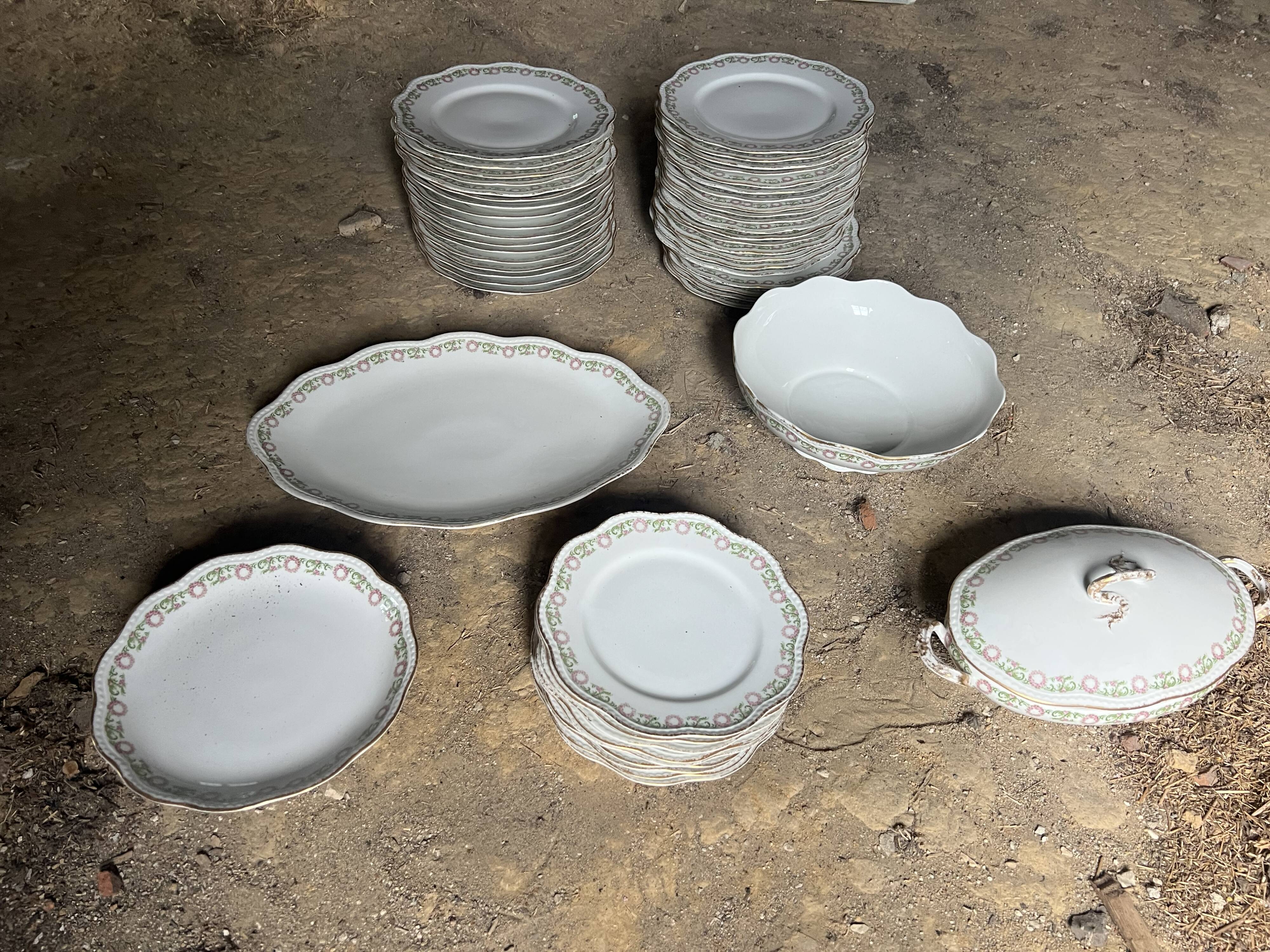 Large Limoges porcelain dinner service – floral decoration and gold trim