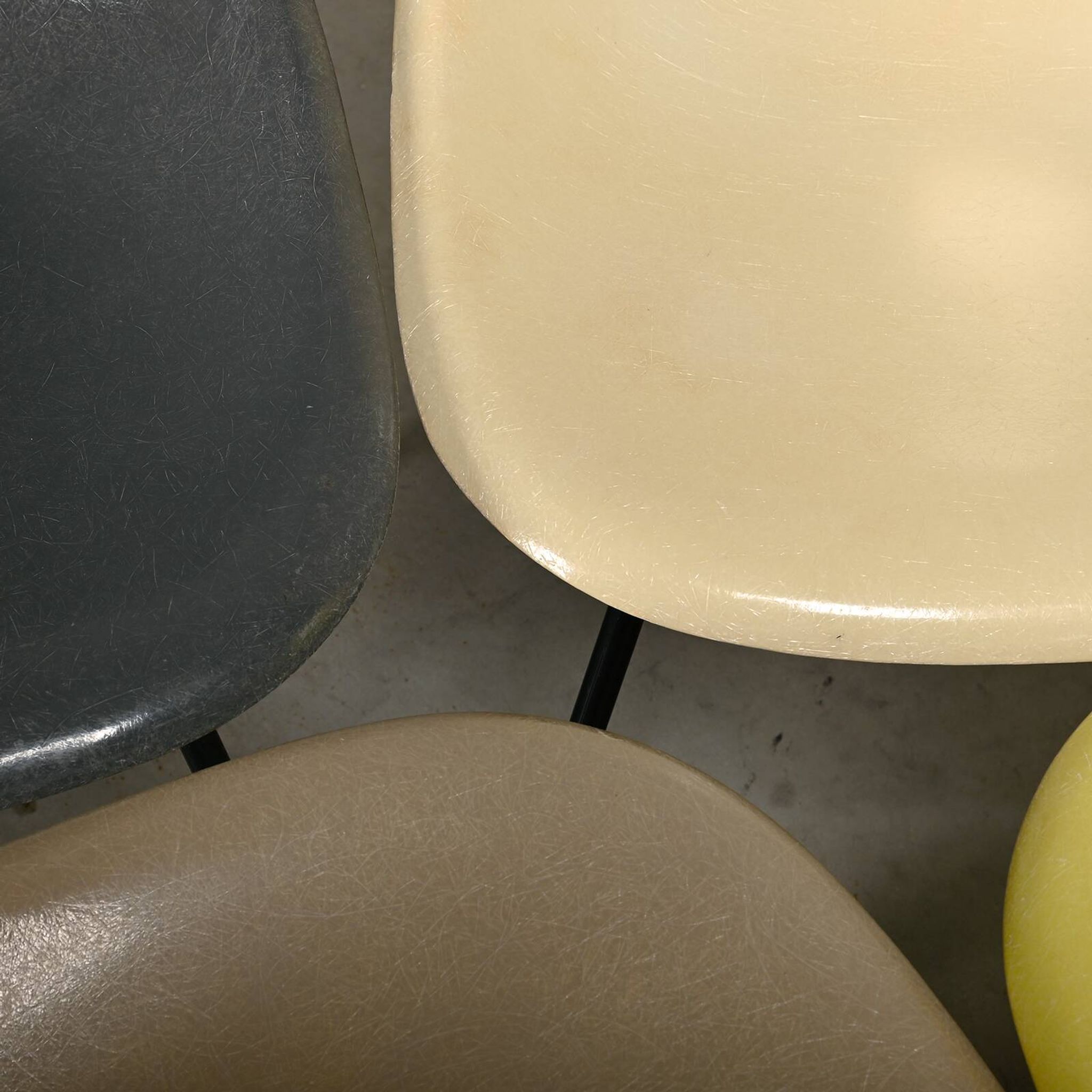 Ensemble de chaises d'appoint en fibre de verre Charles & Ray Eames DSX multicolores pour Herman Mi