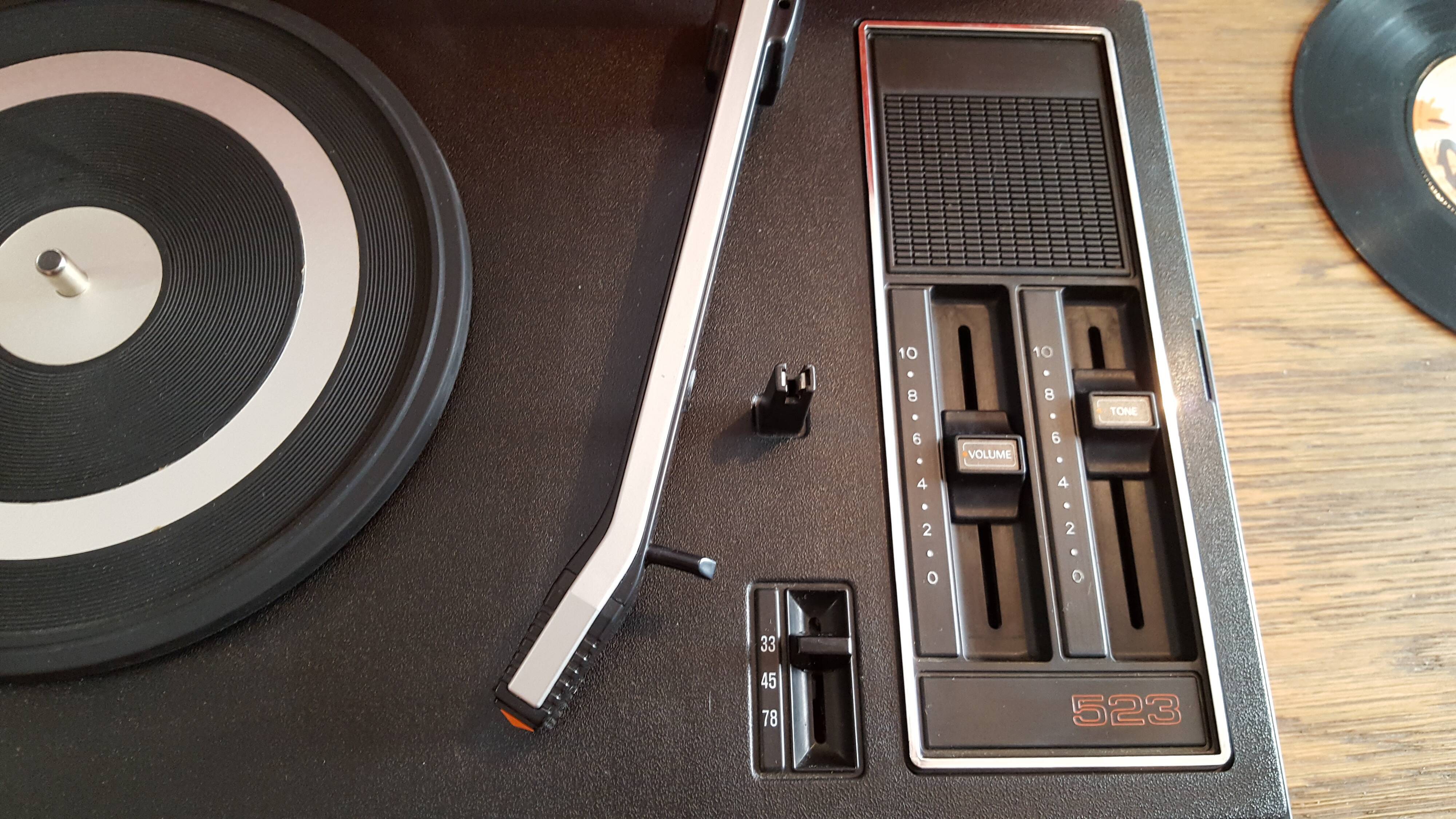 Tourne disque vintage "523" de Philips des années 70