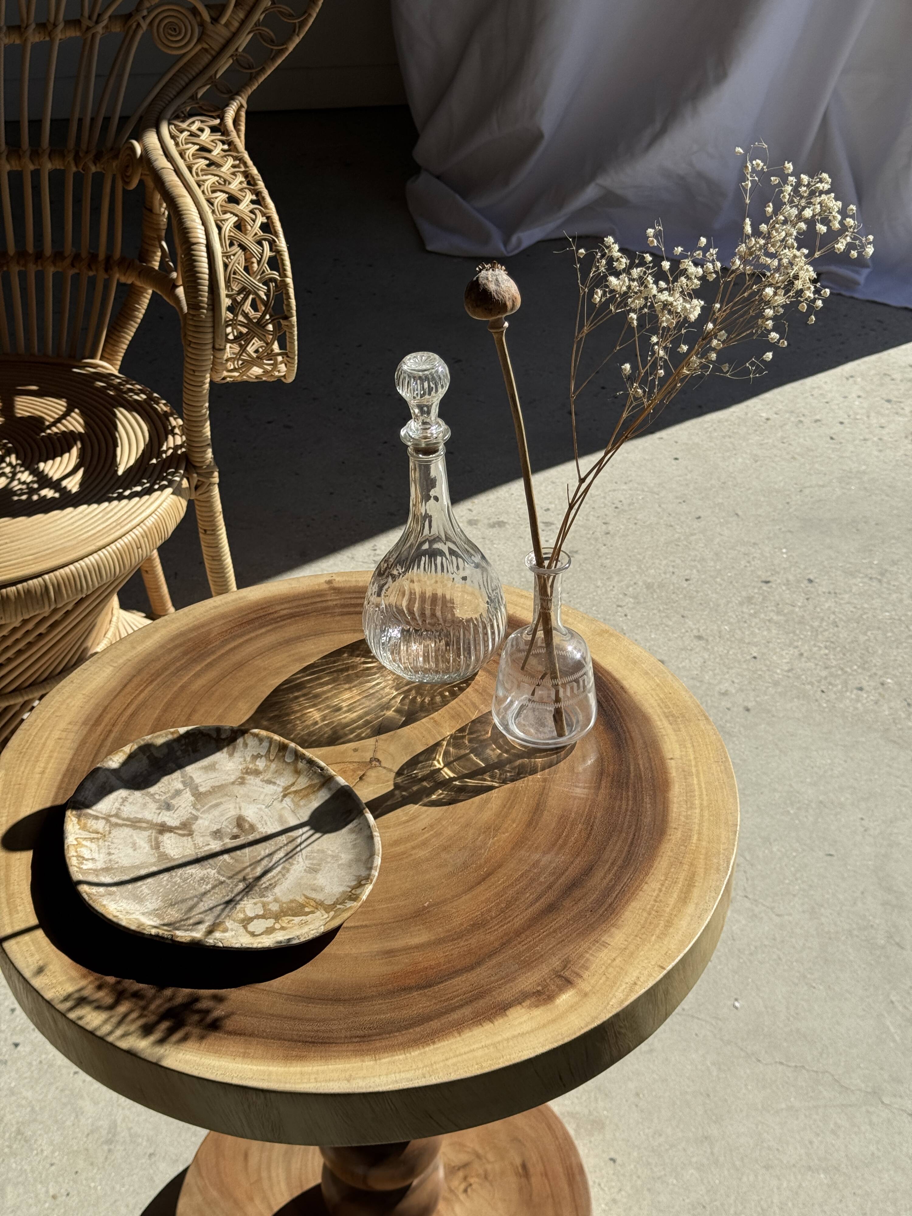 Coffee table in solid suar with central leg and spheres H56.5 D55.5