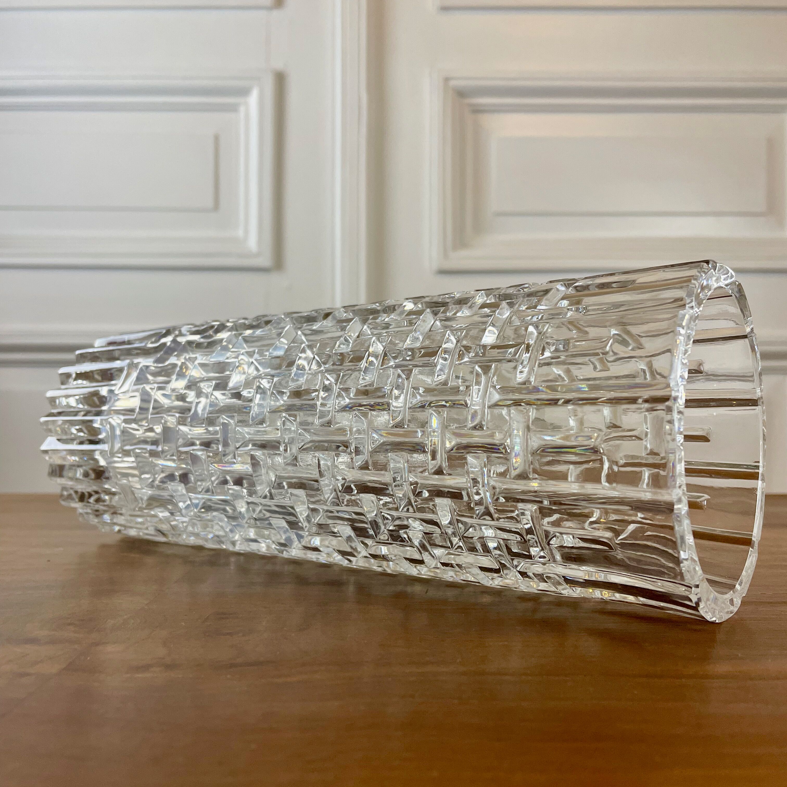 Vase with geometric streaks