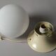 Lampe champignon en verre à boule de design Space Age des années 1970, en verre opalin blanc.