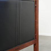 Fauteuil en cuir de vache au design Art Déco avec un look intemporel