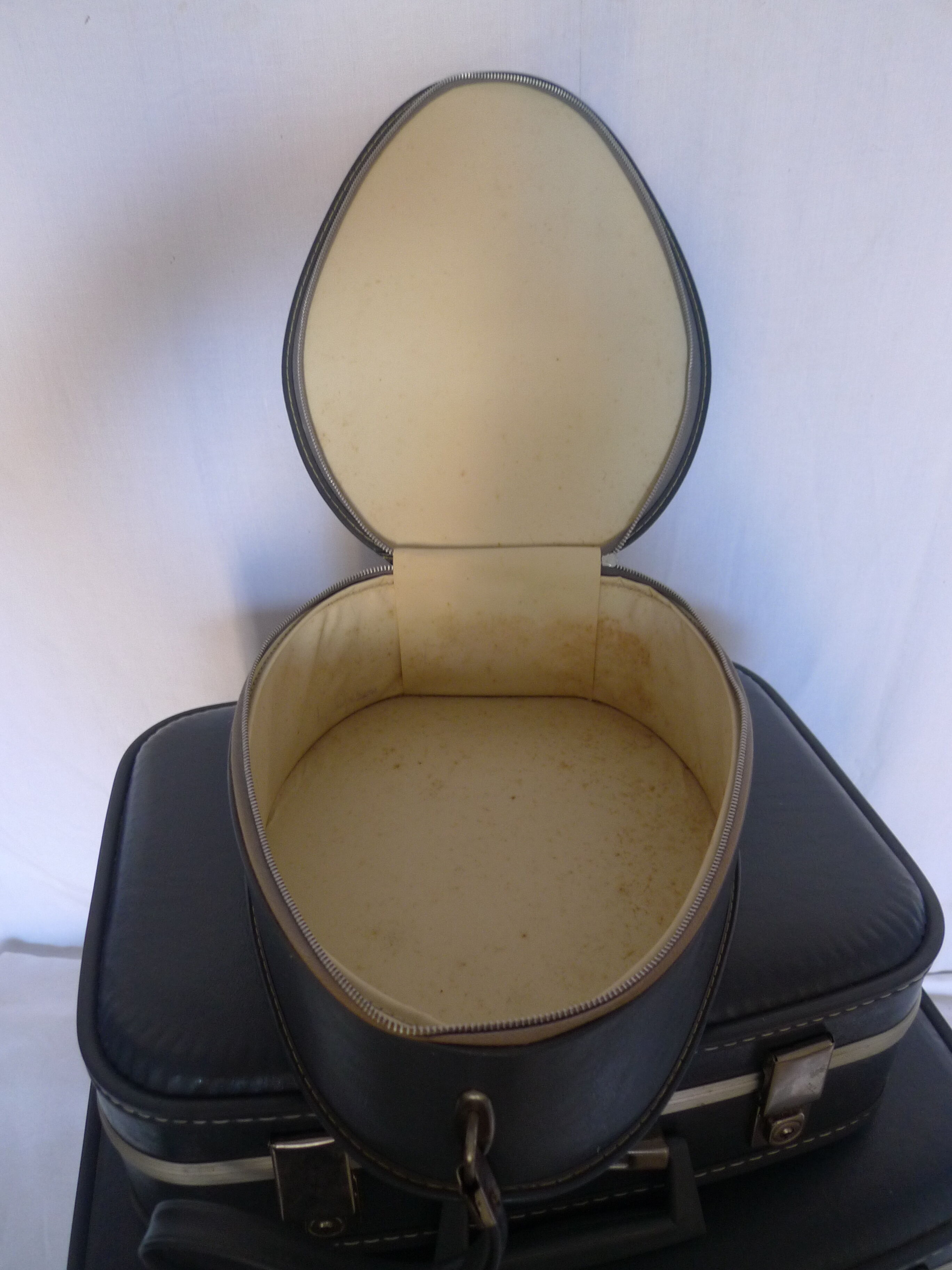 Air hostess suitcase set